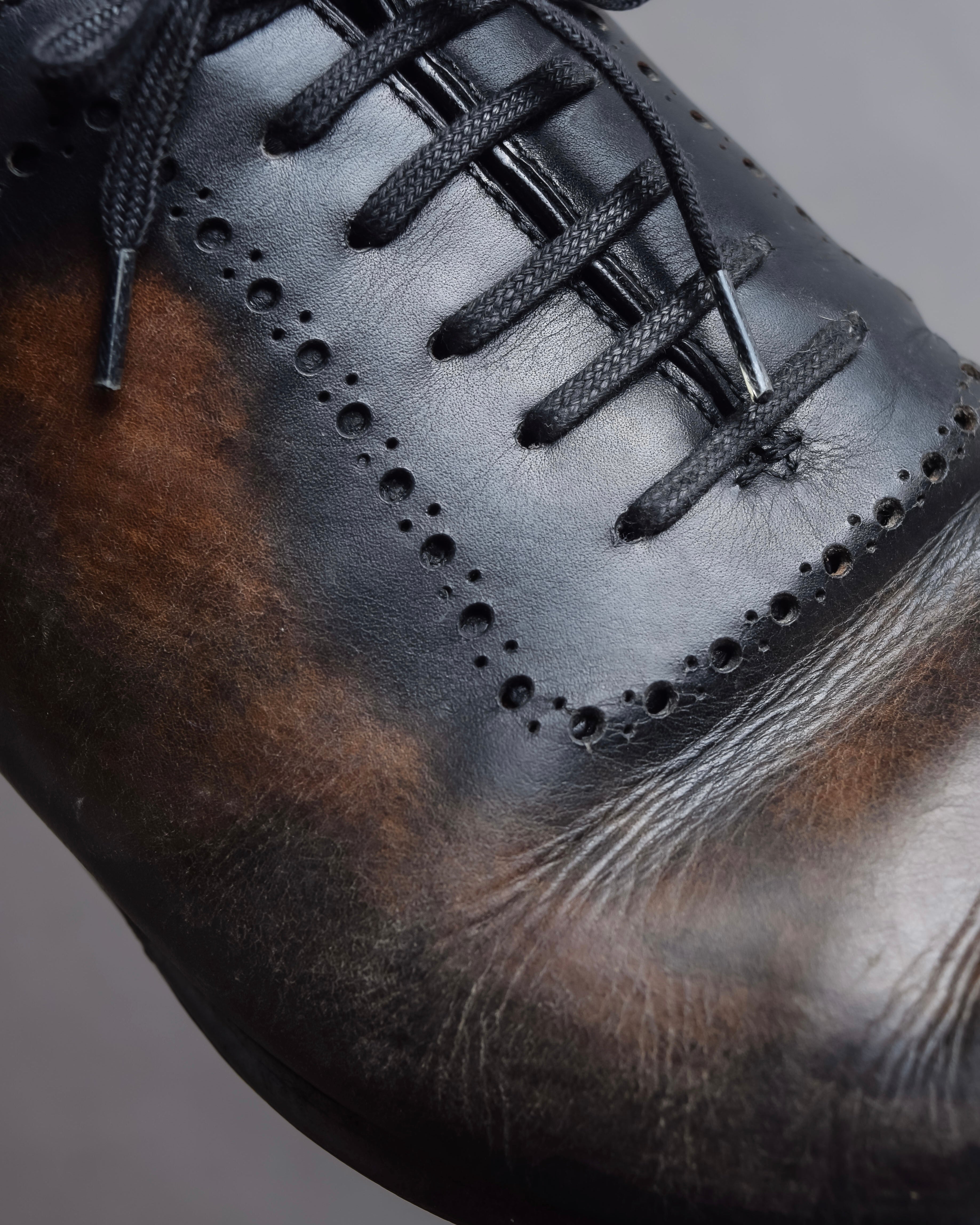 "GERARD SENÉ" Hand-patinated curved silhouette oxford shoes
