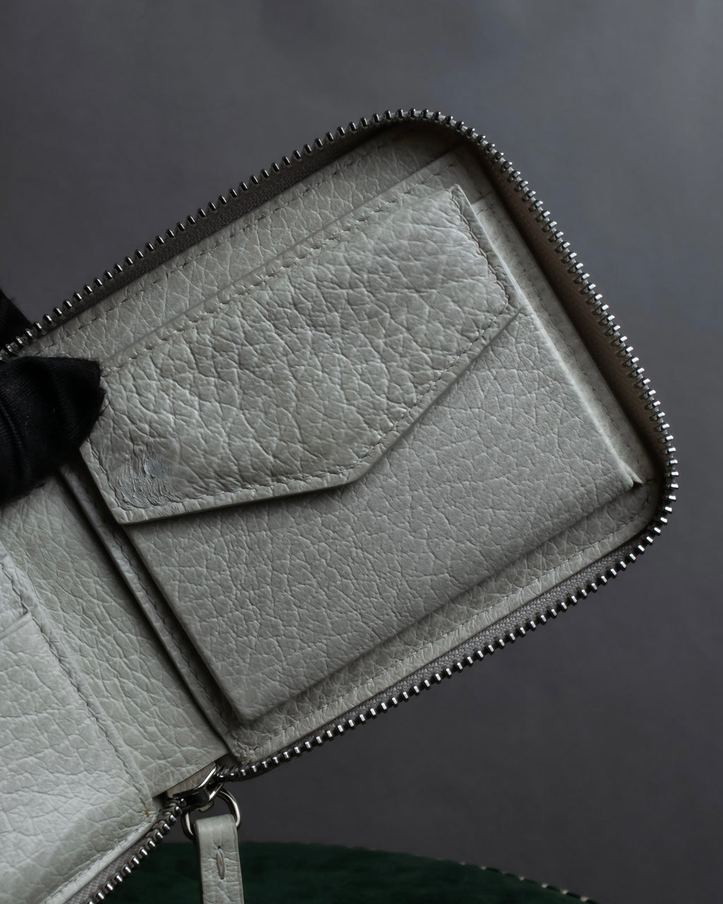 "MAISON MARGIELA" White grain leather round zipper wallet