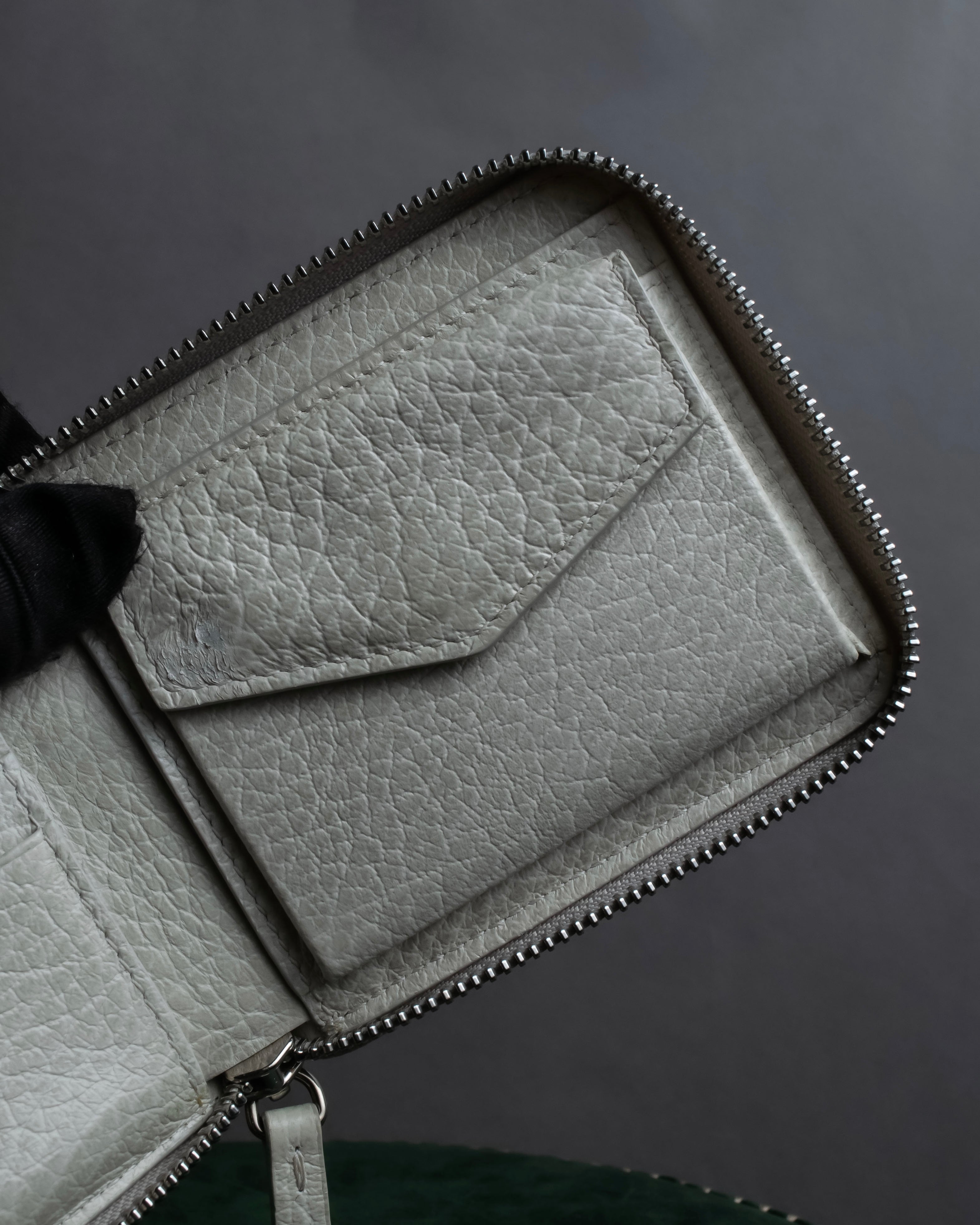 "MAISON MARGIELA" White grain leather round zipper wallet
