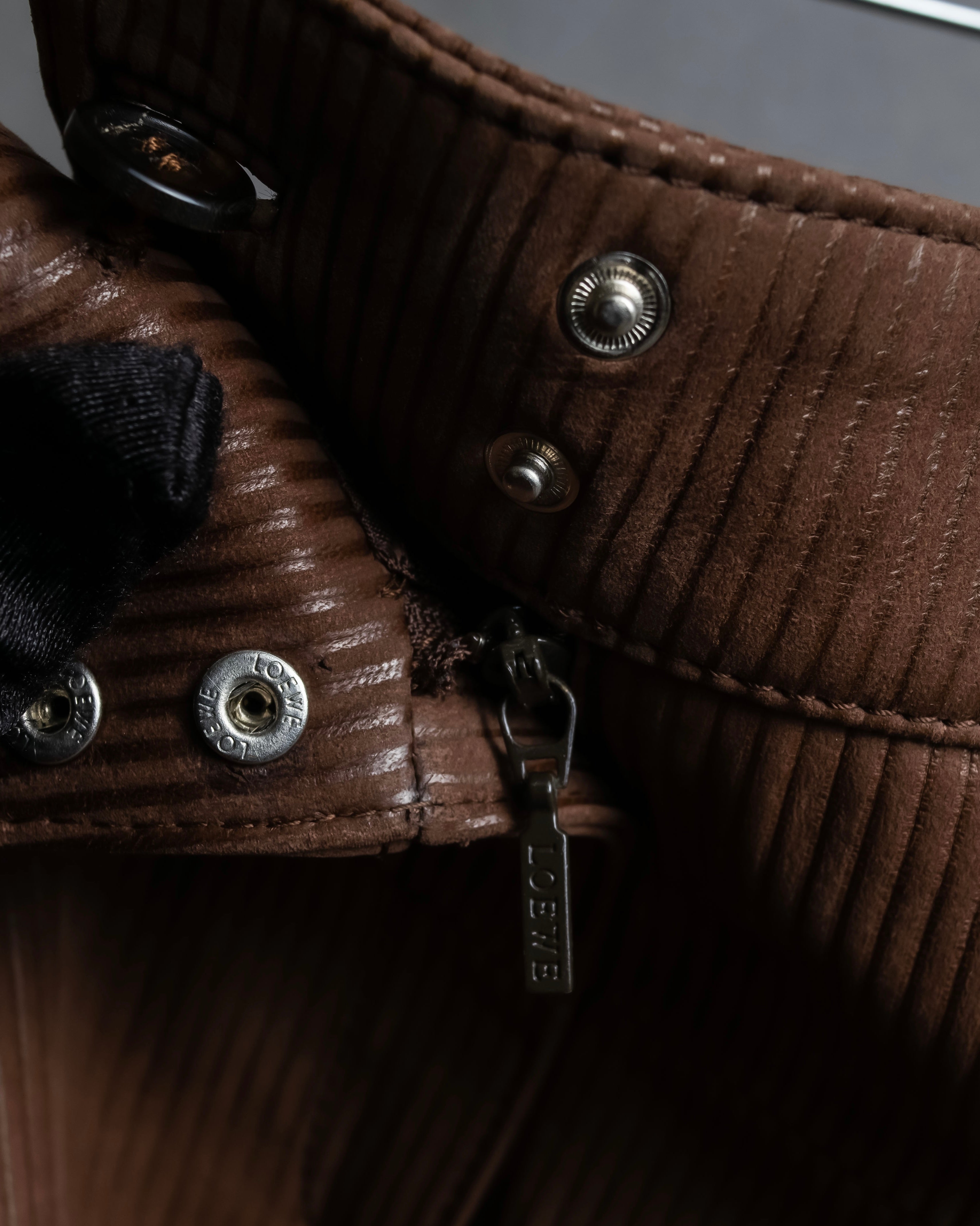 "LOEWE" Three-dimensional ribbed lamb leather set up