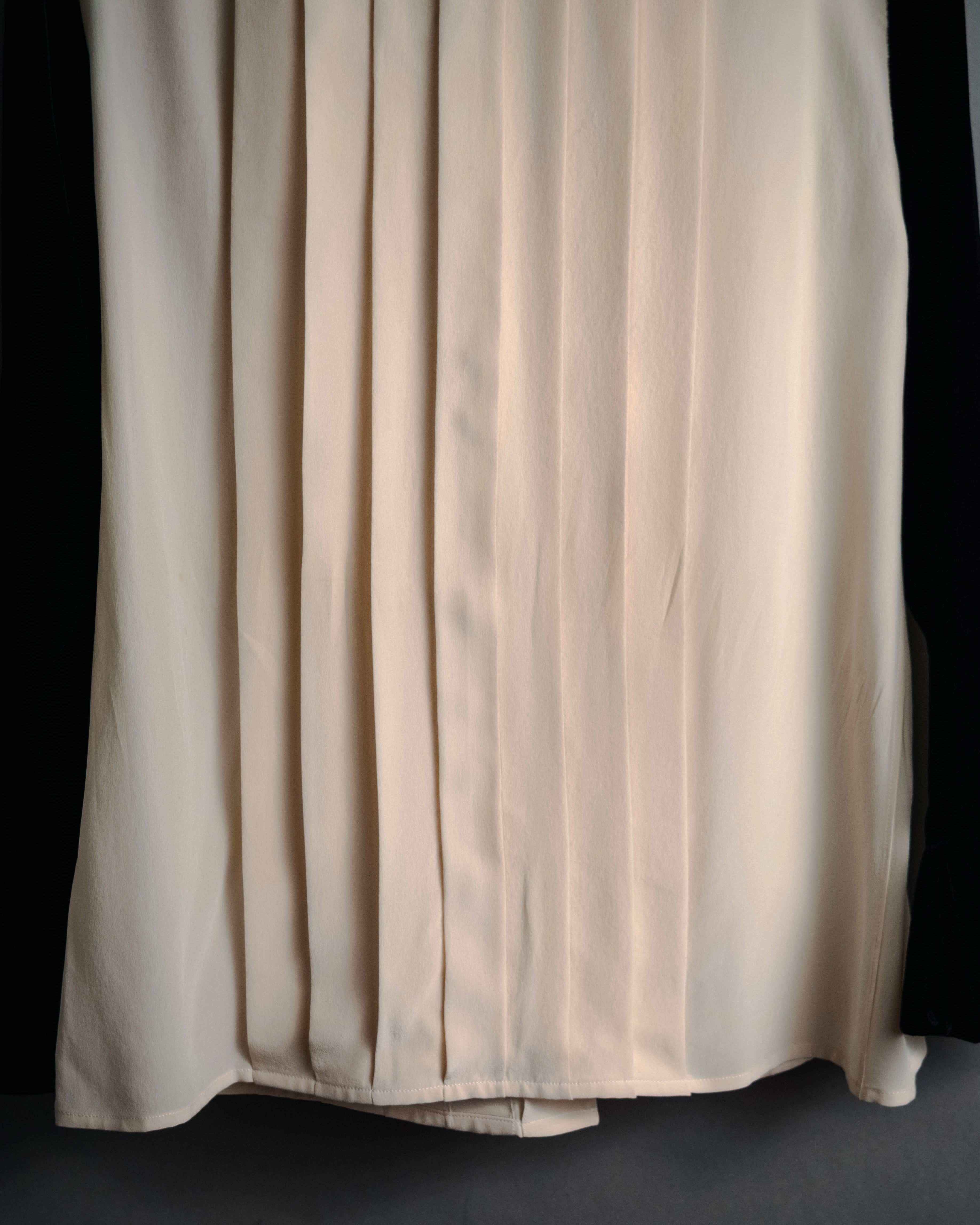 –SPECIAL– “CHANEL” 80’s-90’s pleated silk velvet trim blouse