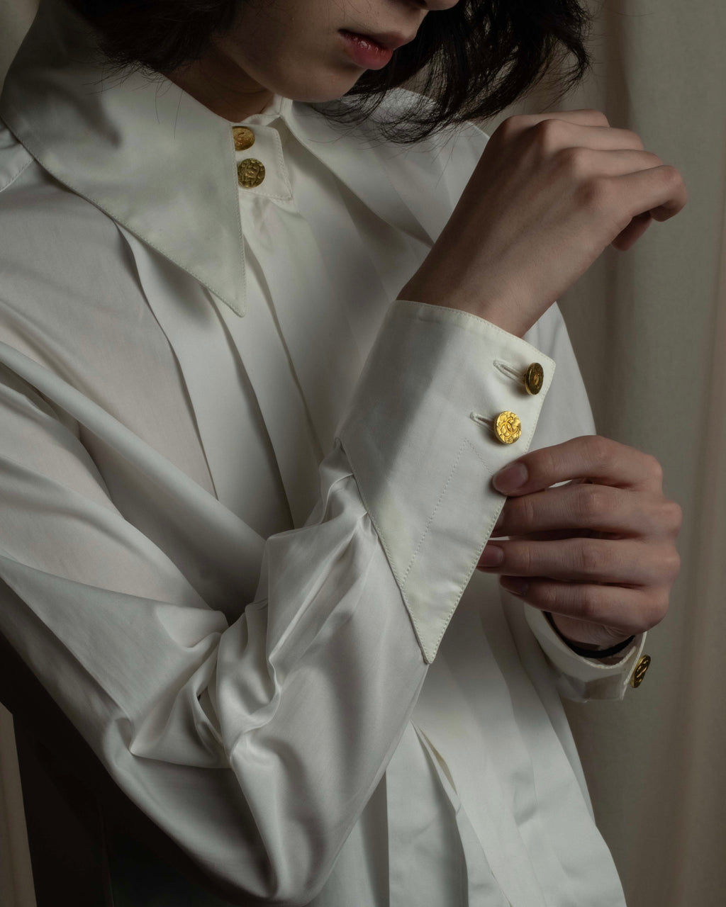 "CHANEL" Gold button design pleated white shirt