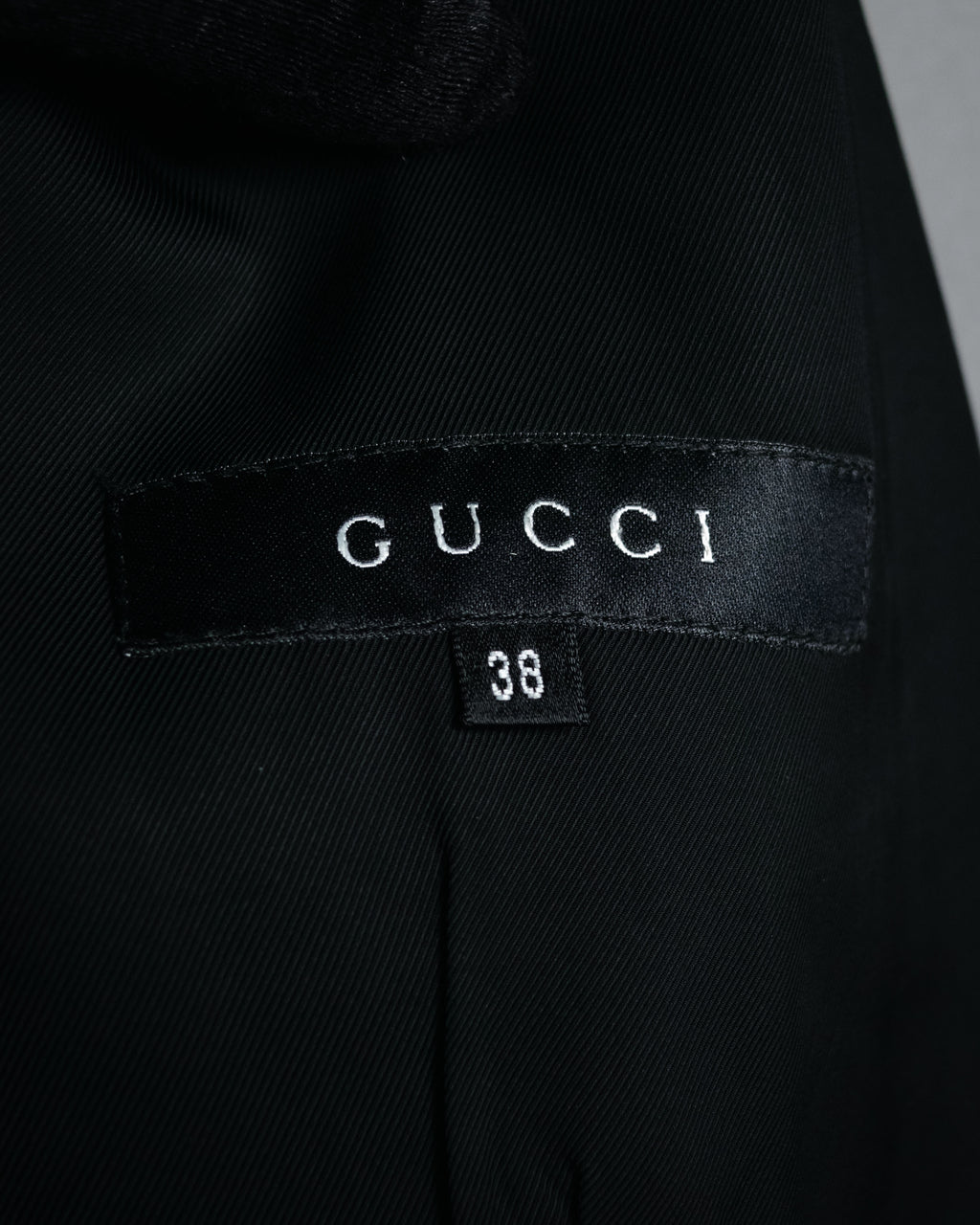 “GUCCI” Early 2000s satin peak lapel tailored jacket