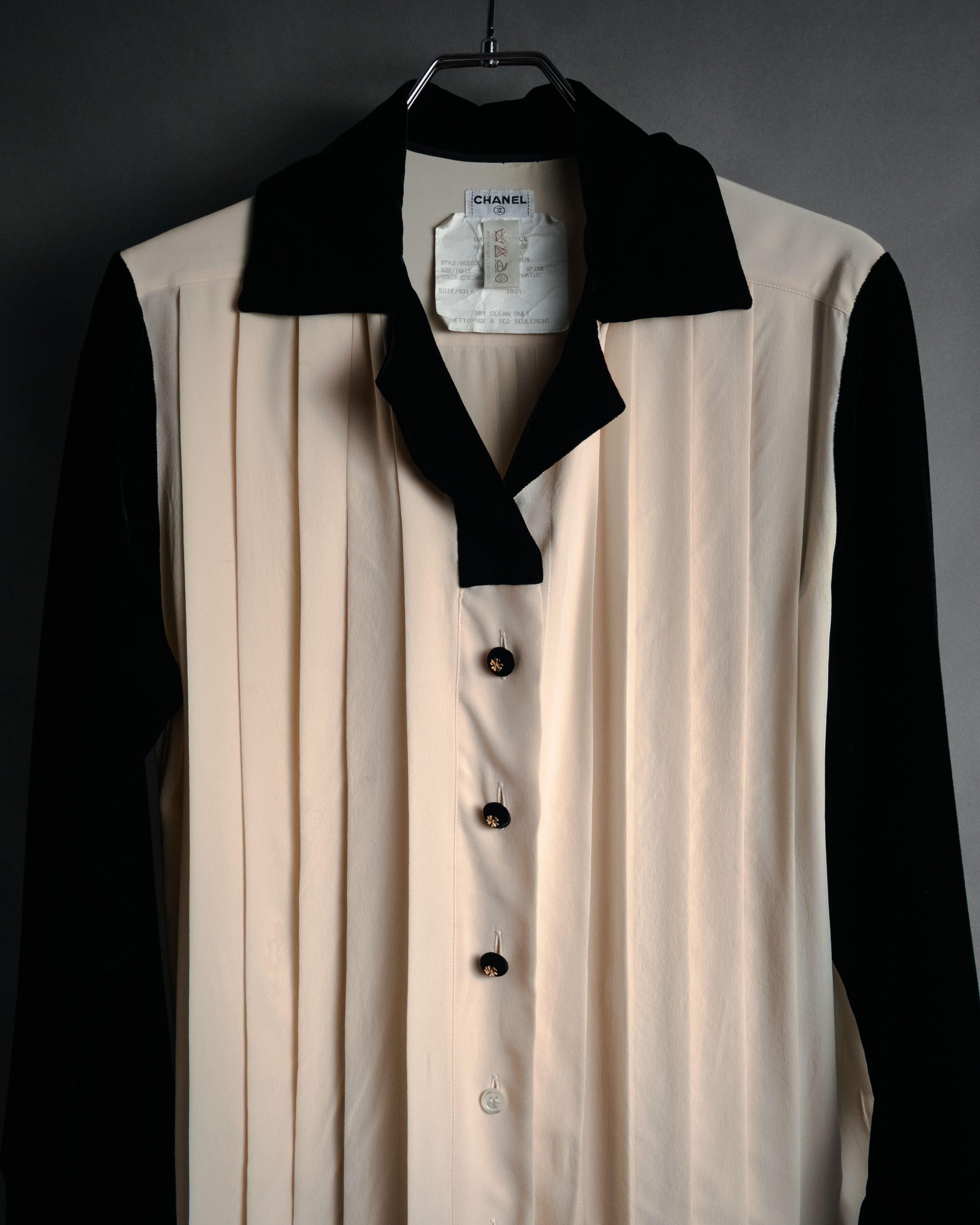 –SPECIAL– “CHANEL” 80’s-90’s pleated silk velvet trim blouse