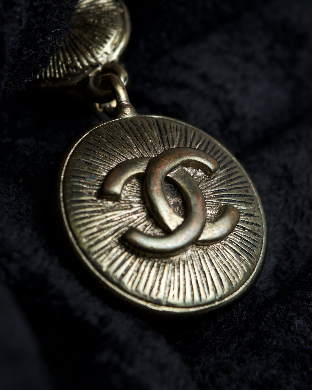 "CHANEL" Coco mark engraved gold earring