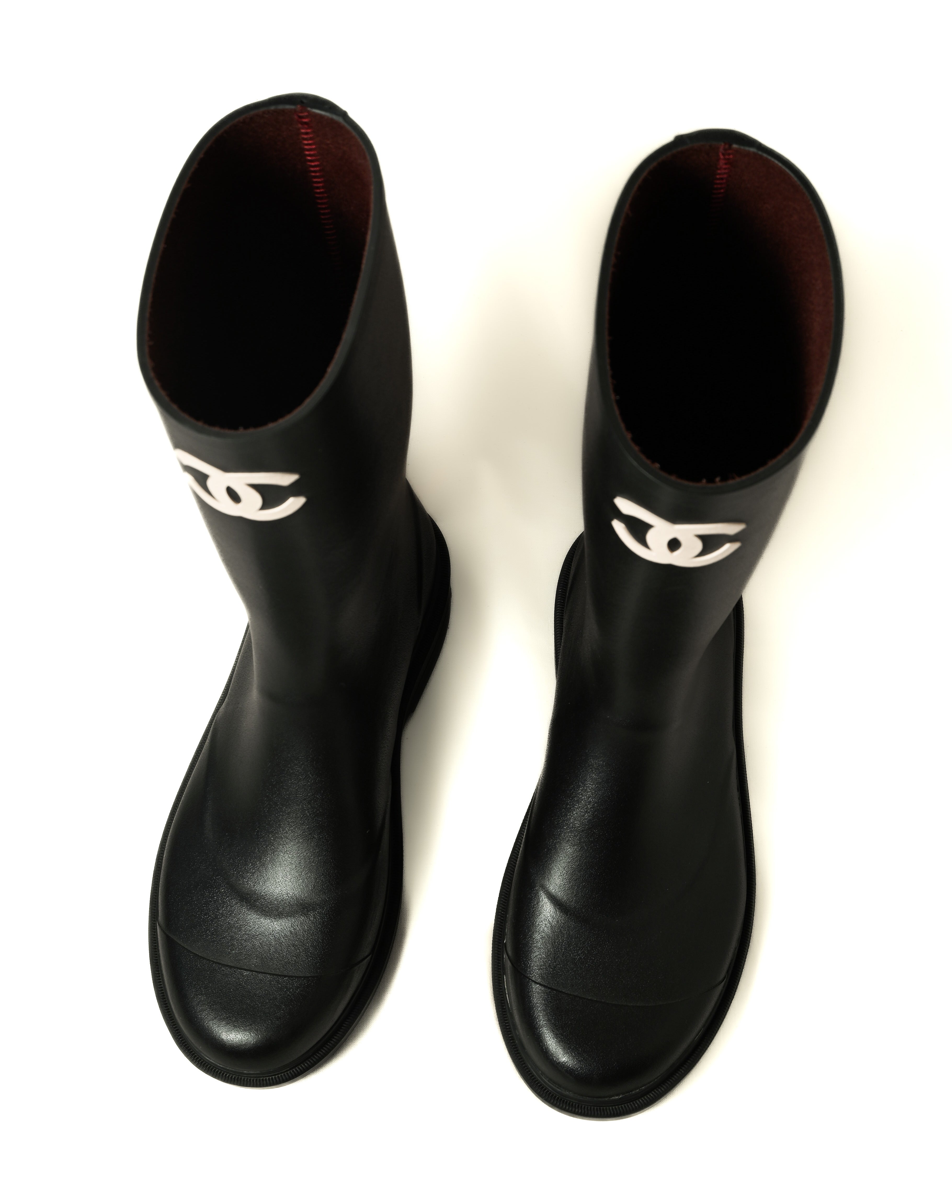 CHANEL
/ Black Rubber Rain Boots Coco Mark