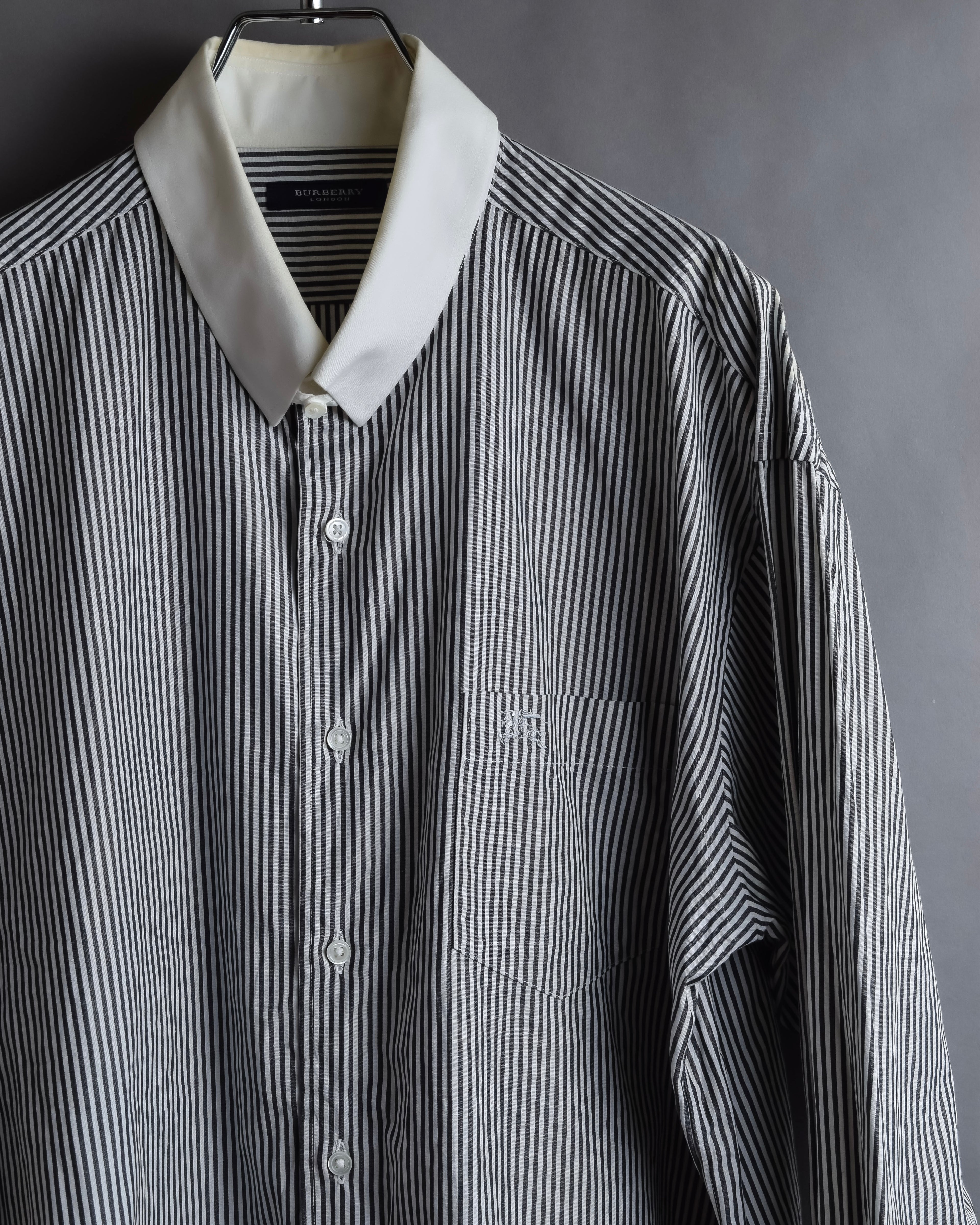 "BURBERRY" Pinstripe cleric design shirt
