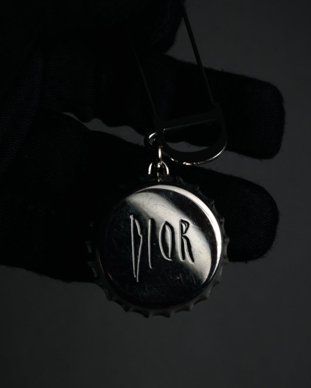 “DIOR” 2018-present Bottle cap pin brooch