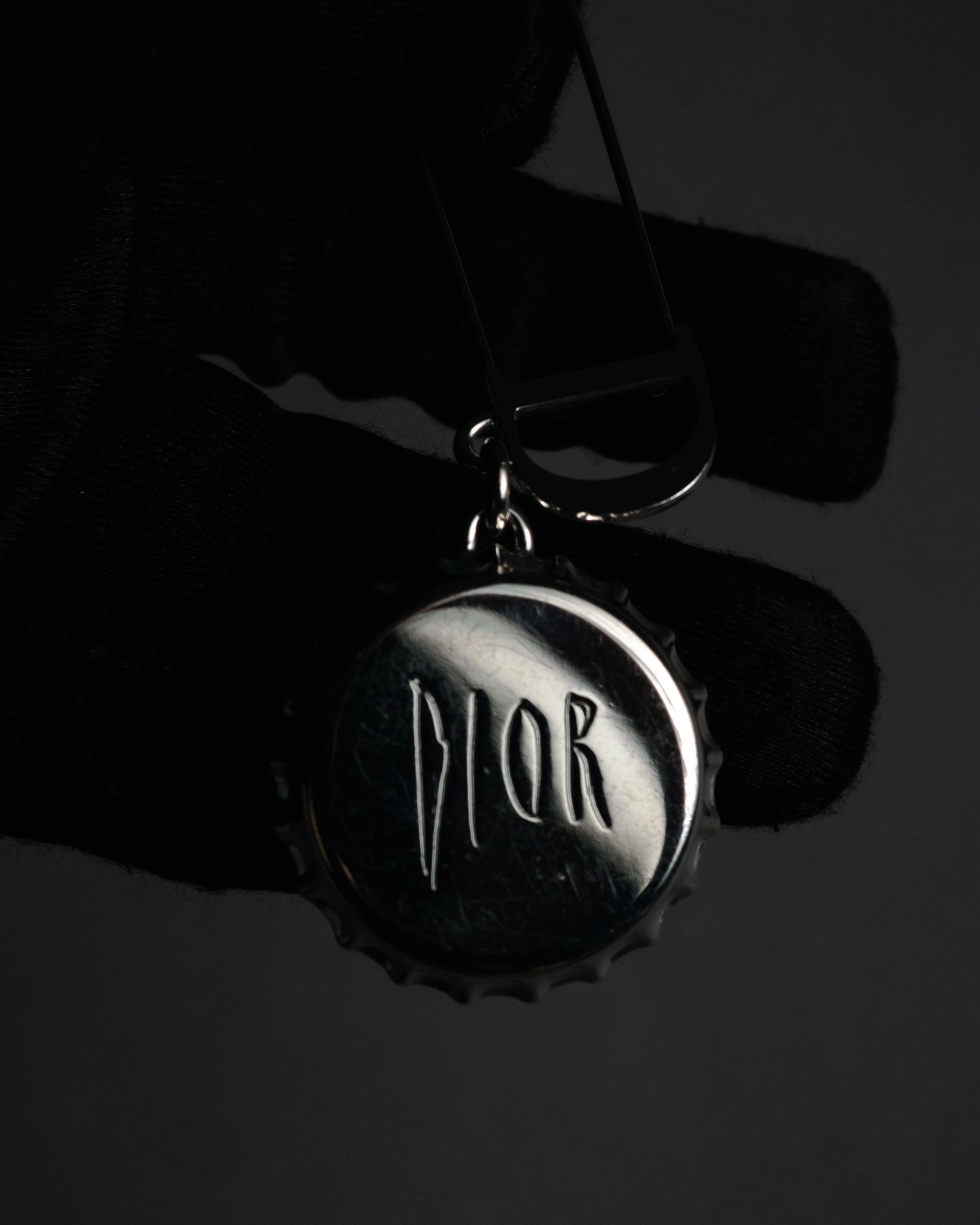 “DIOR” 2018-present Bottle cap pin brooch