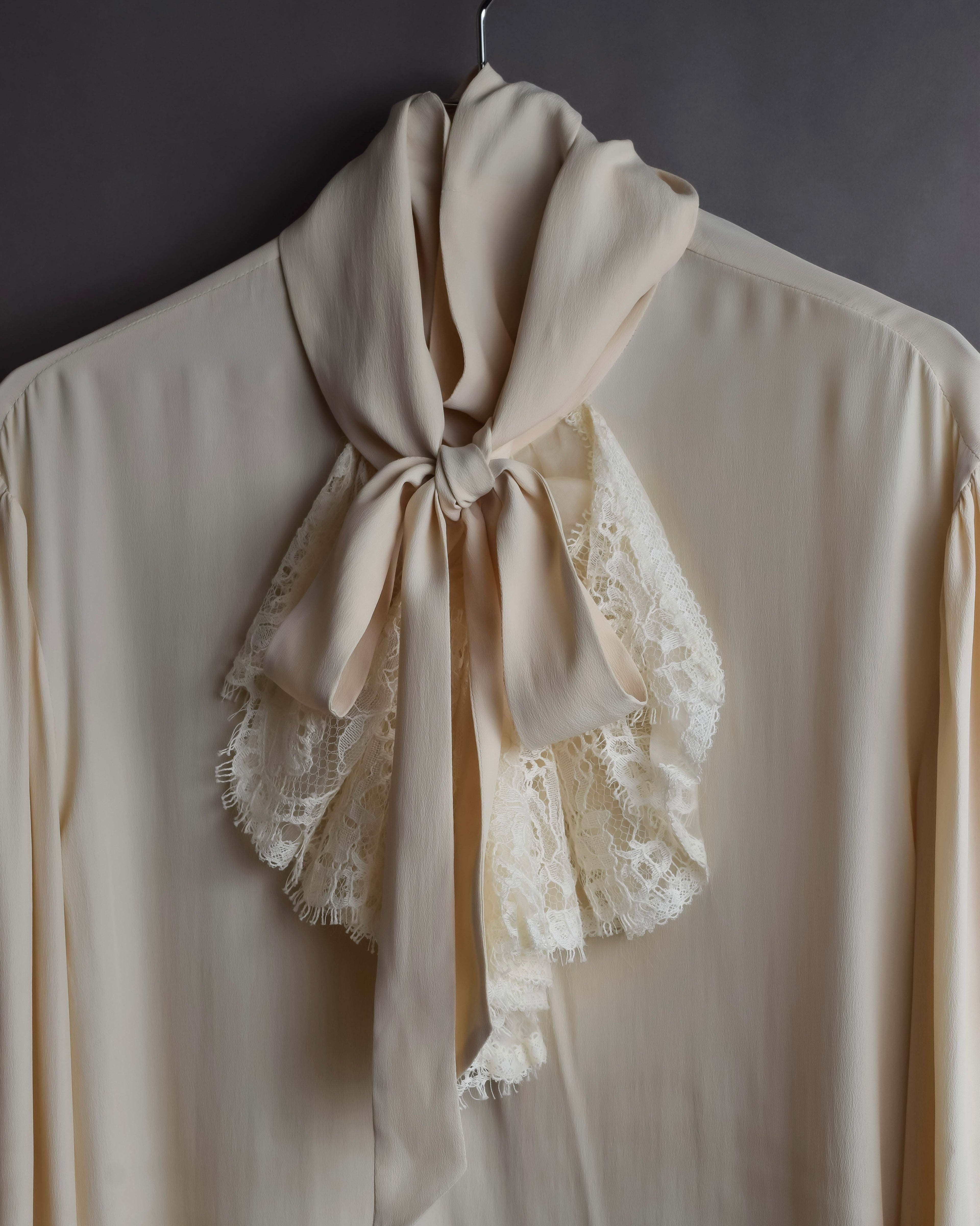 "GUCCI" Michele period frill lace silk bowtie shirt