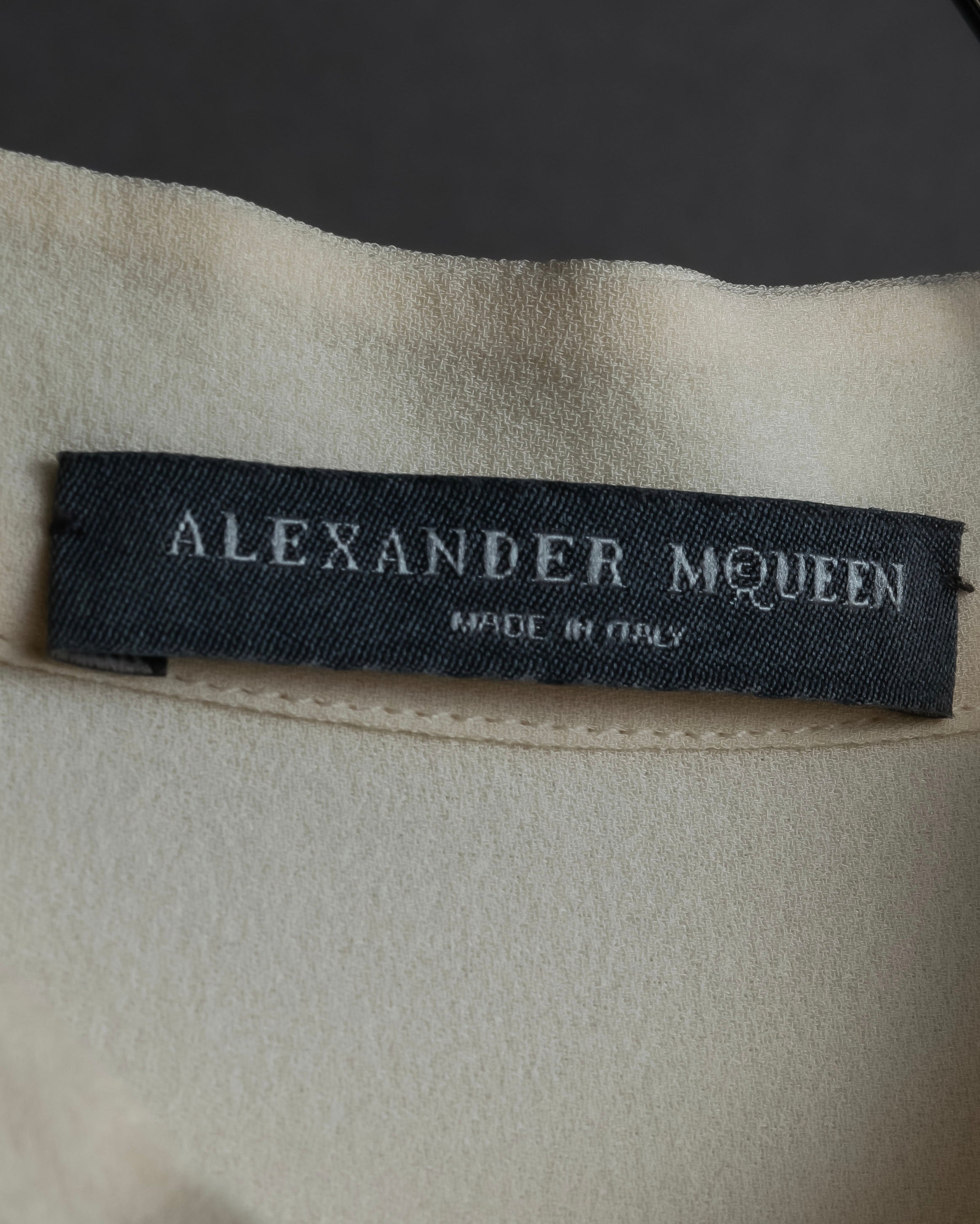 Camisa de seda con bordado en forma de logotipo "Alexandar McQueen" sin cuello