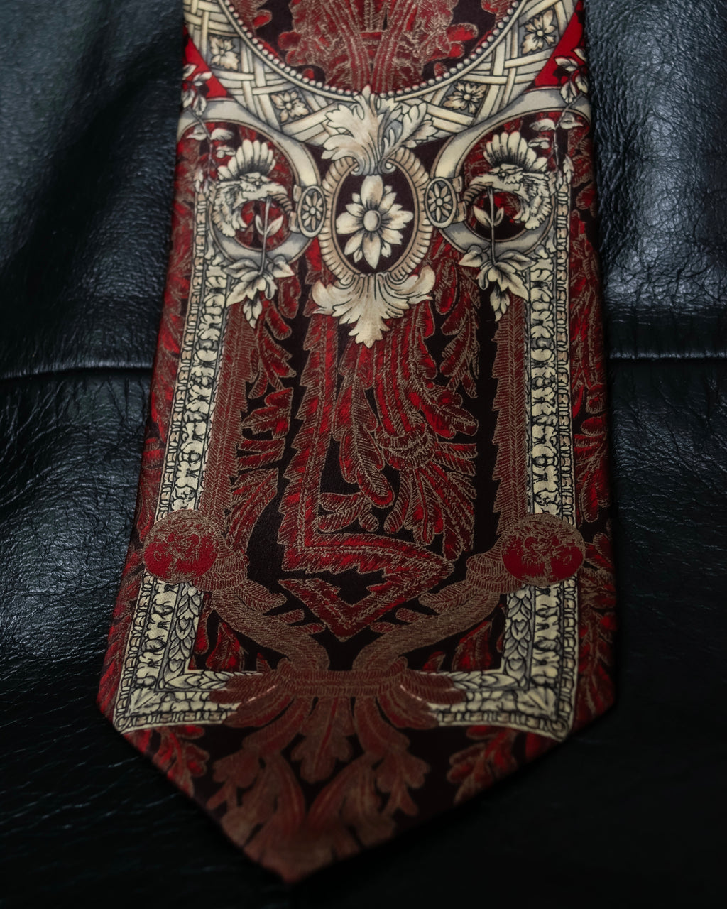 "GIANFRANCO FERRE" Beautiful botanical and frame design necktie