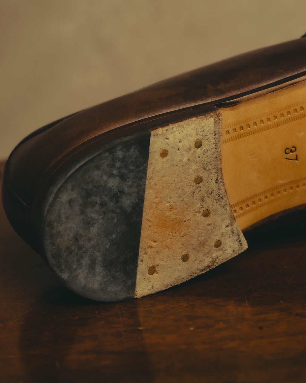 レザーソールの前足部に施されたVibram製ハーフラバーを捉えたアウトソールのディテールカット。ラバー部分とレザーソールの切り替え、サイズ表記「37」が確認できます。