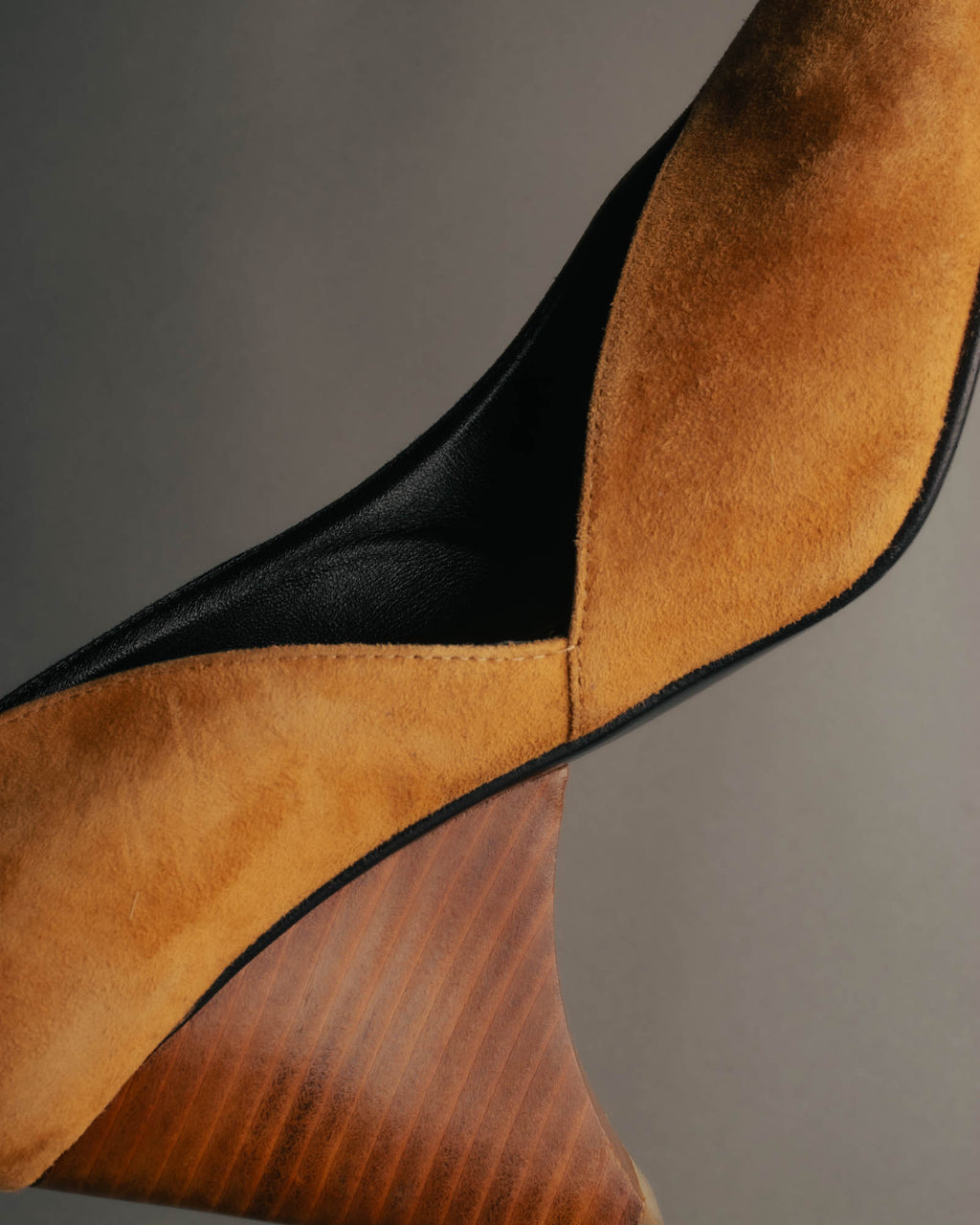 "Hermès" 90's-00's Sculptural suede pointed-toe pumps