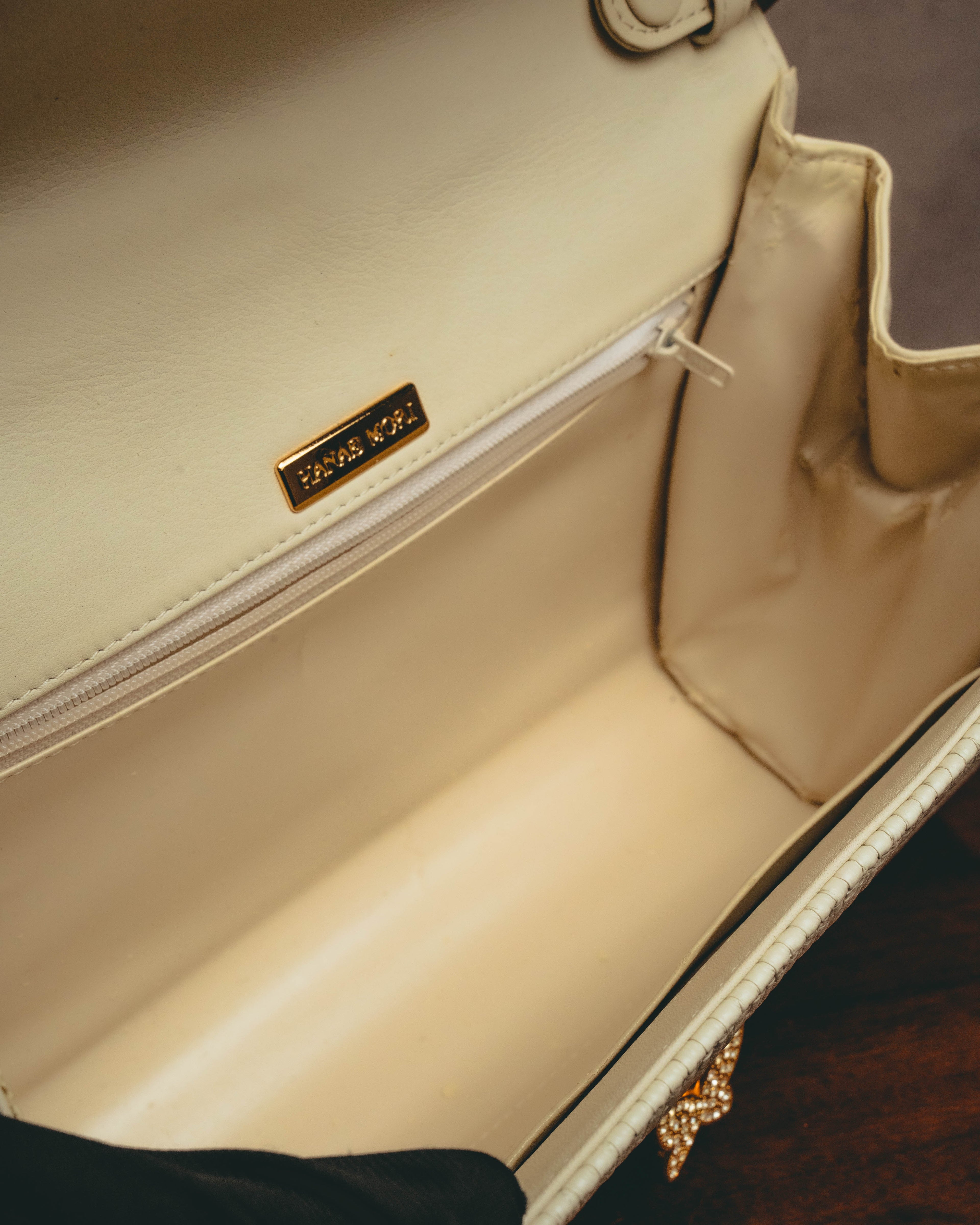 "HANAE MORI" 80's-90's Pleated butterfly clasp handbag