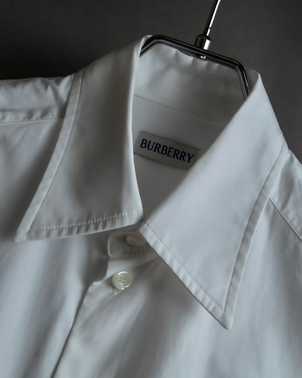 "BURBERRY" Wide collar embroidered emblem white shirt