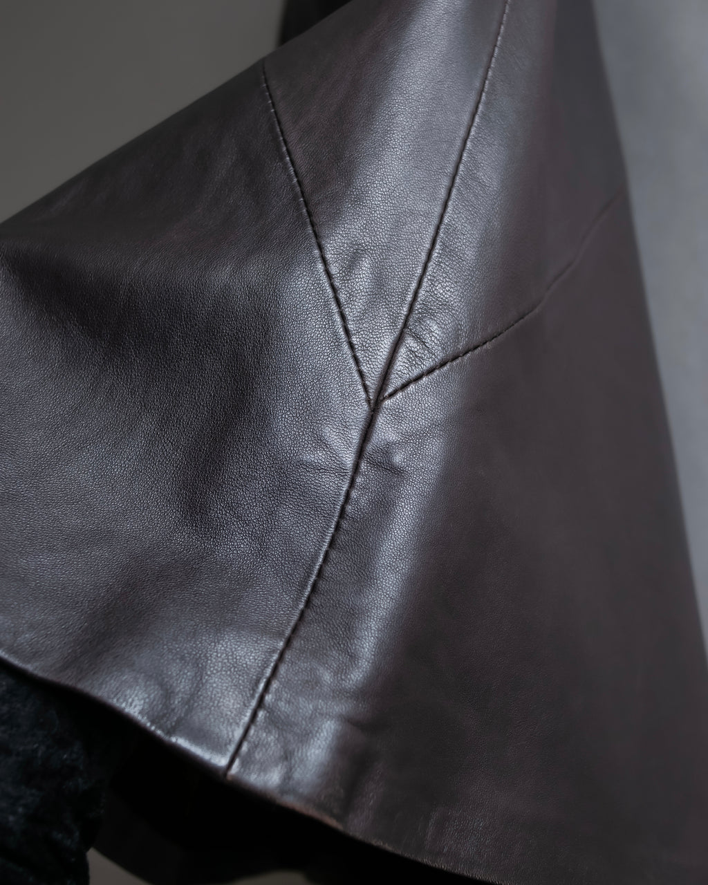 "HARVEY LOGAN" Diagonal cut design lamb leather flare skirt