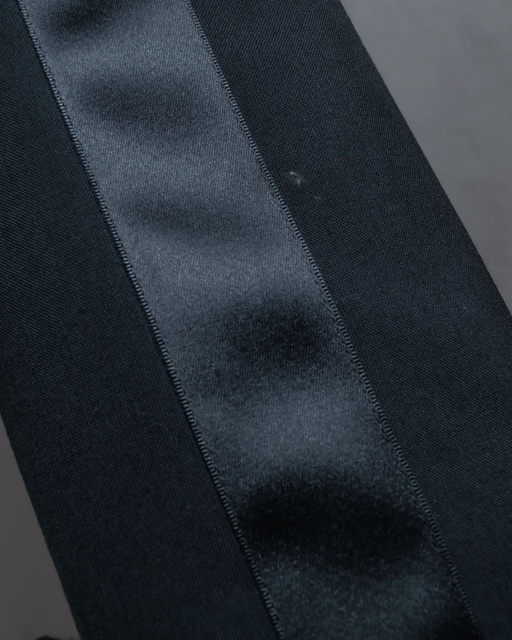 "sacai" Satin line design tapered slacks