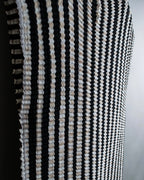 “ISSEY MIYAKE” pleats designed no sleeves high neck top