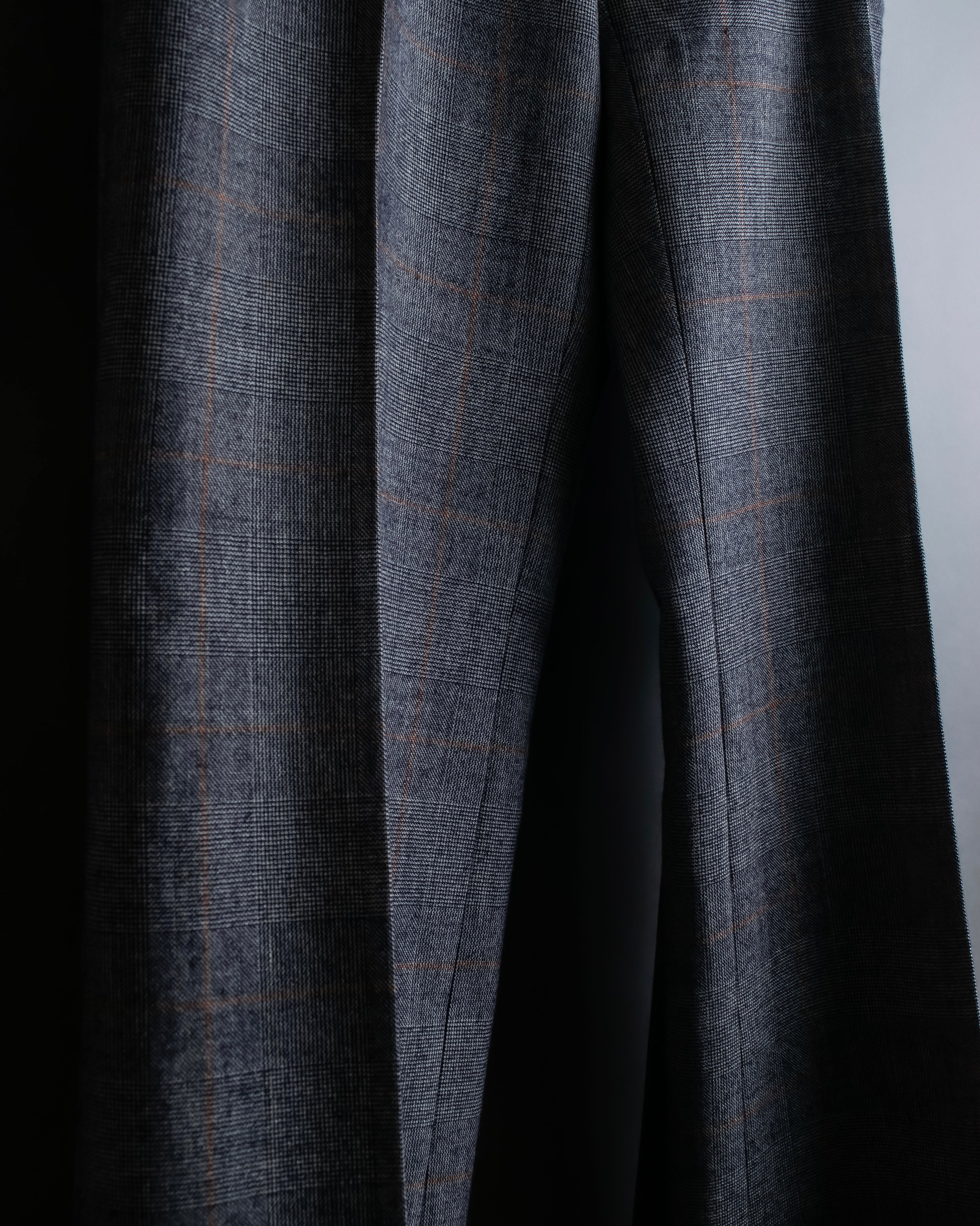 Pantalones vintage con detalle de botones, ventana de estampado a cuadros