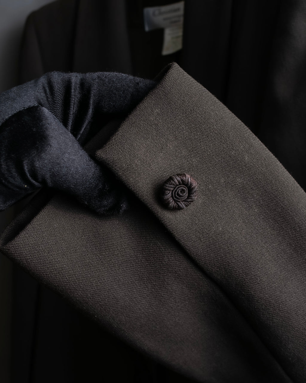 "Christian Dior Boutique Paris" Beautiful waist-shape shawl collar long coat