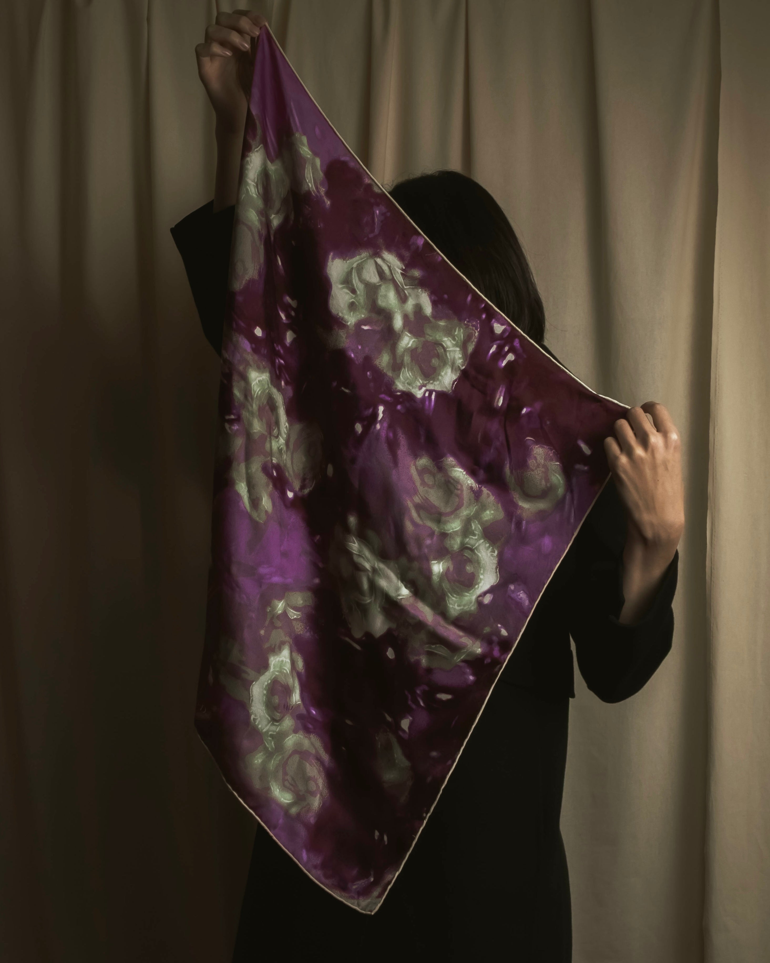 Bufanda con estampado abstracto de flores marmoladas de Christian Dior