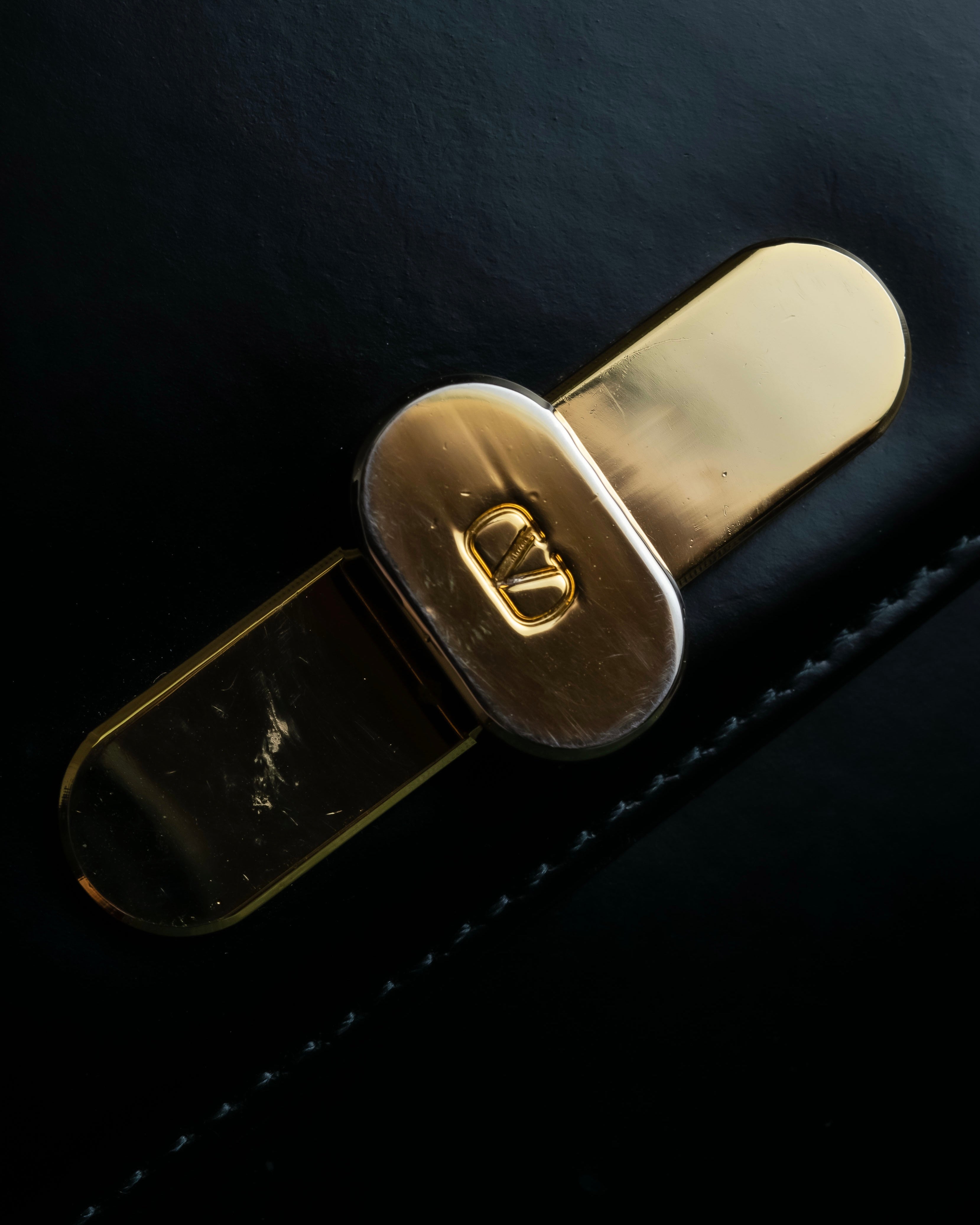 "Valentino Garavani" Logo turn lock parts design leather hand bag