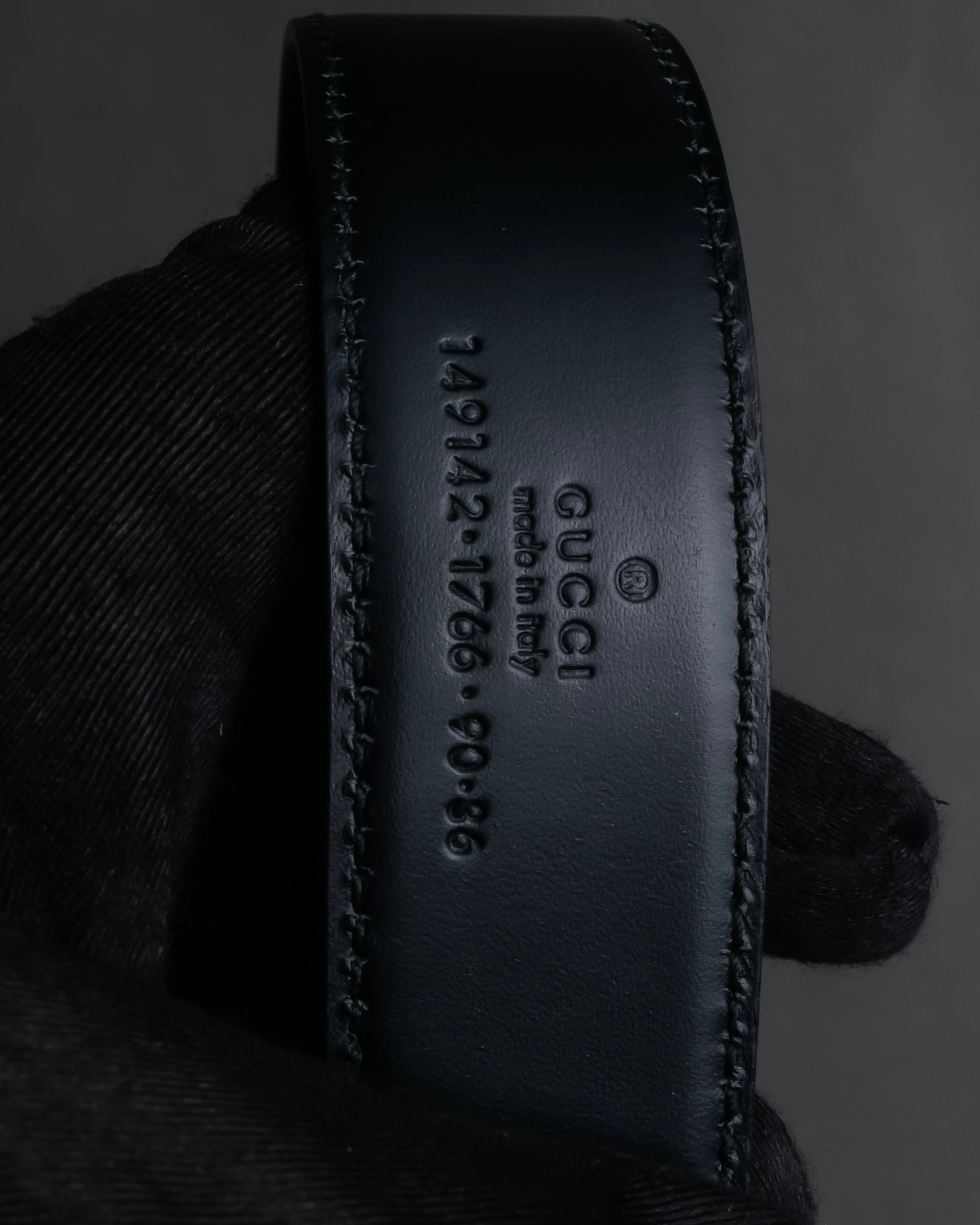 "GUCCI" Organic curved buckle design leather belt
