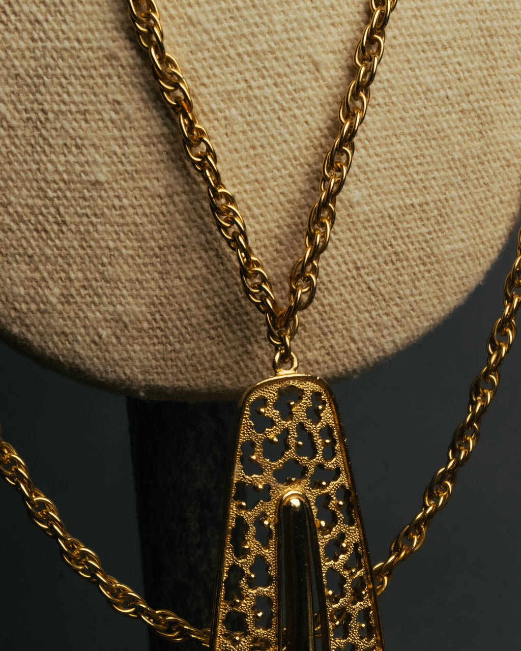 "TRIFARI" 50's-60's Ornate gold tone pendant necklace