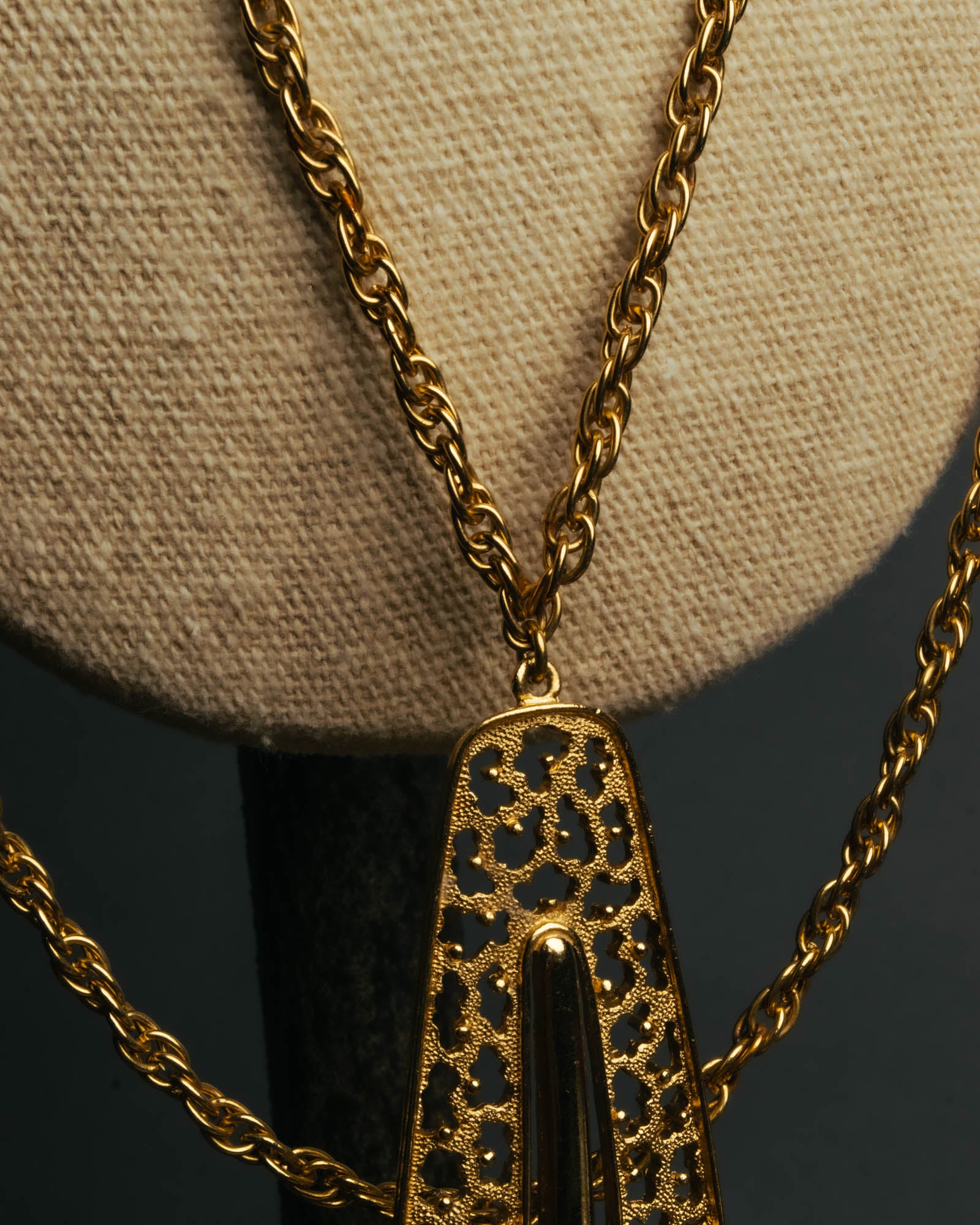 "TRIFARI" 50's-60's Ornate gold tone pendant necklace