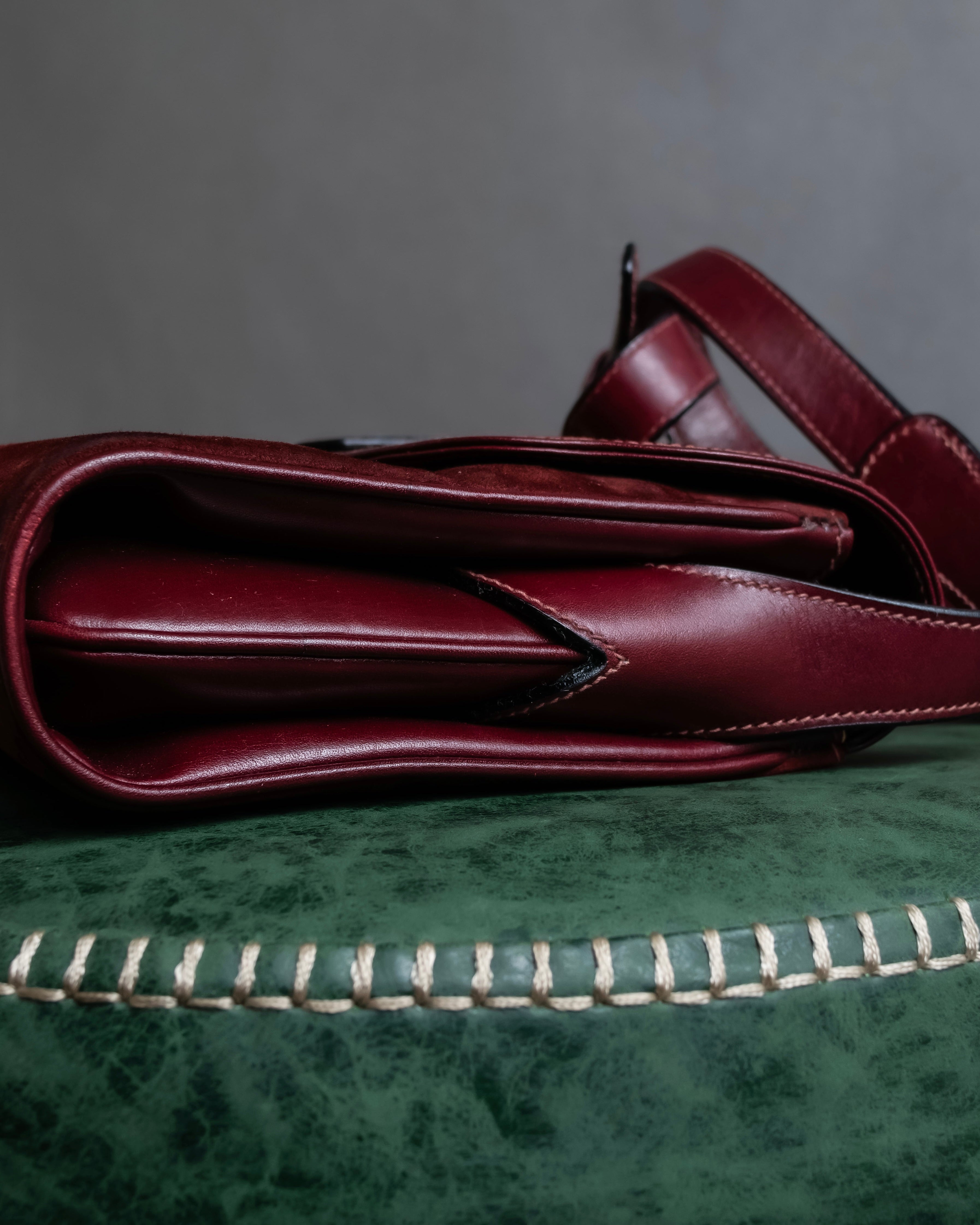 "GUCCI" Aristocratic crest charm suede shoulder bag