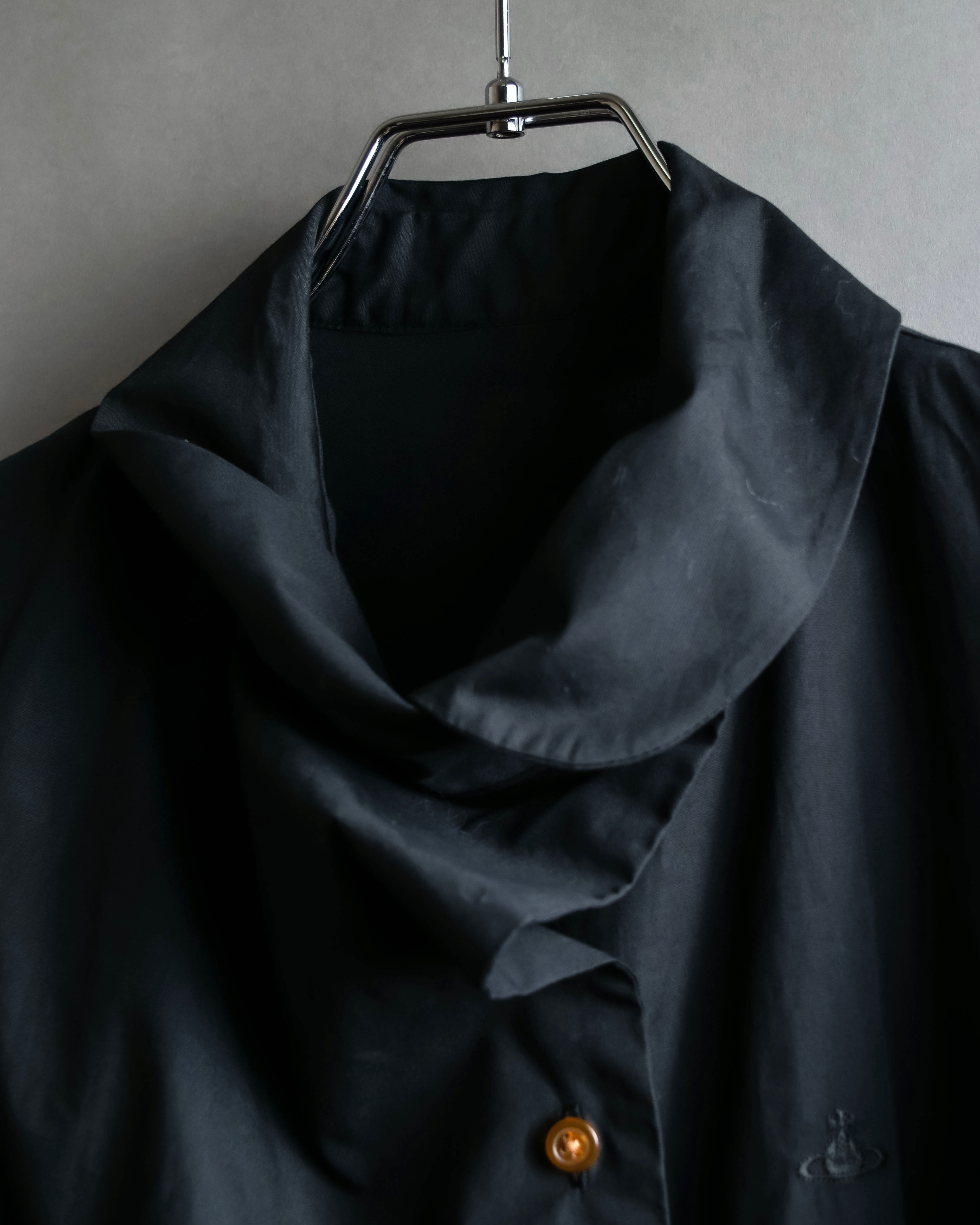 "Vivienne Westwood RED LABEL"
 Draped neck design black cotton shirt