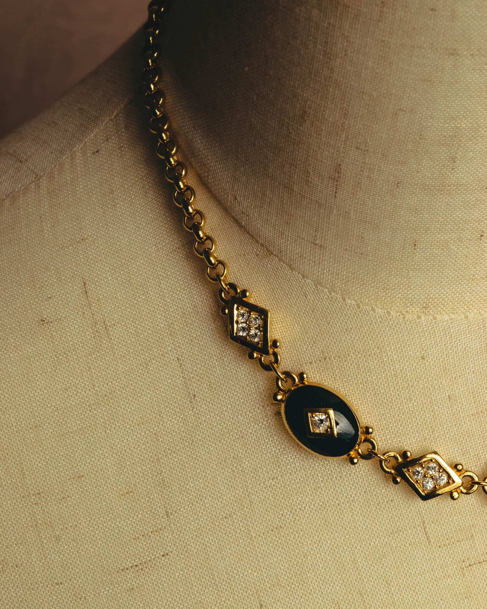 "BURBERRYS" 90's Emerald enamel costume jewelry necklace