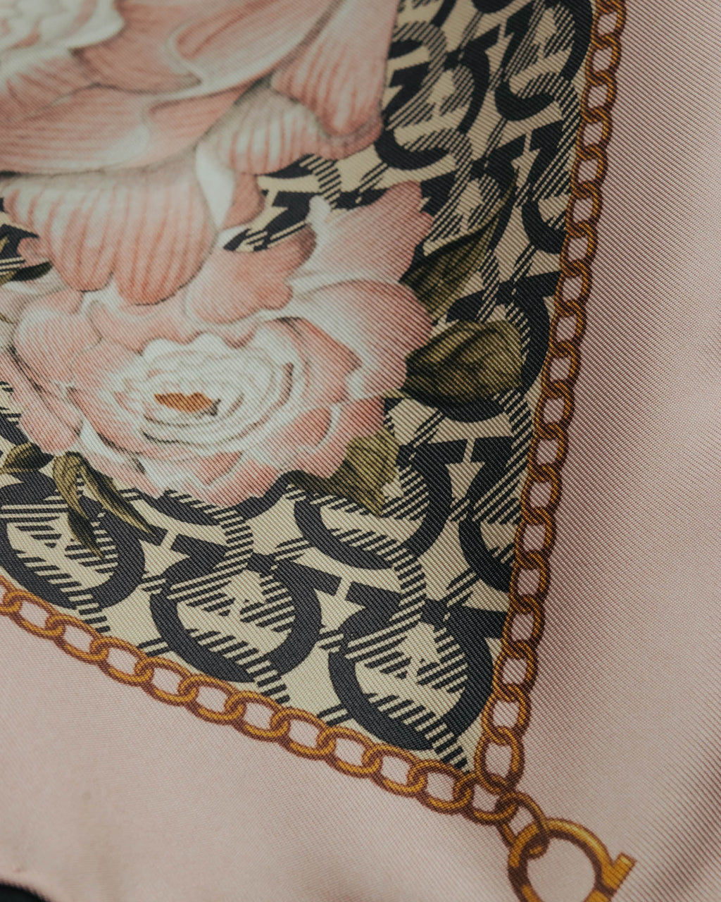 "Salvatore Ferragamo" 90's-00's Elegant floral silk scarf