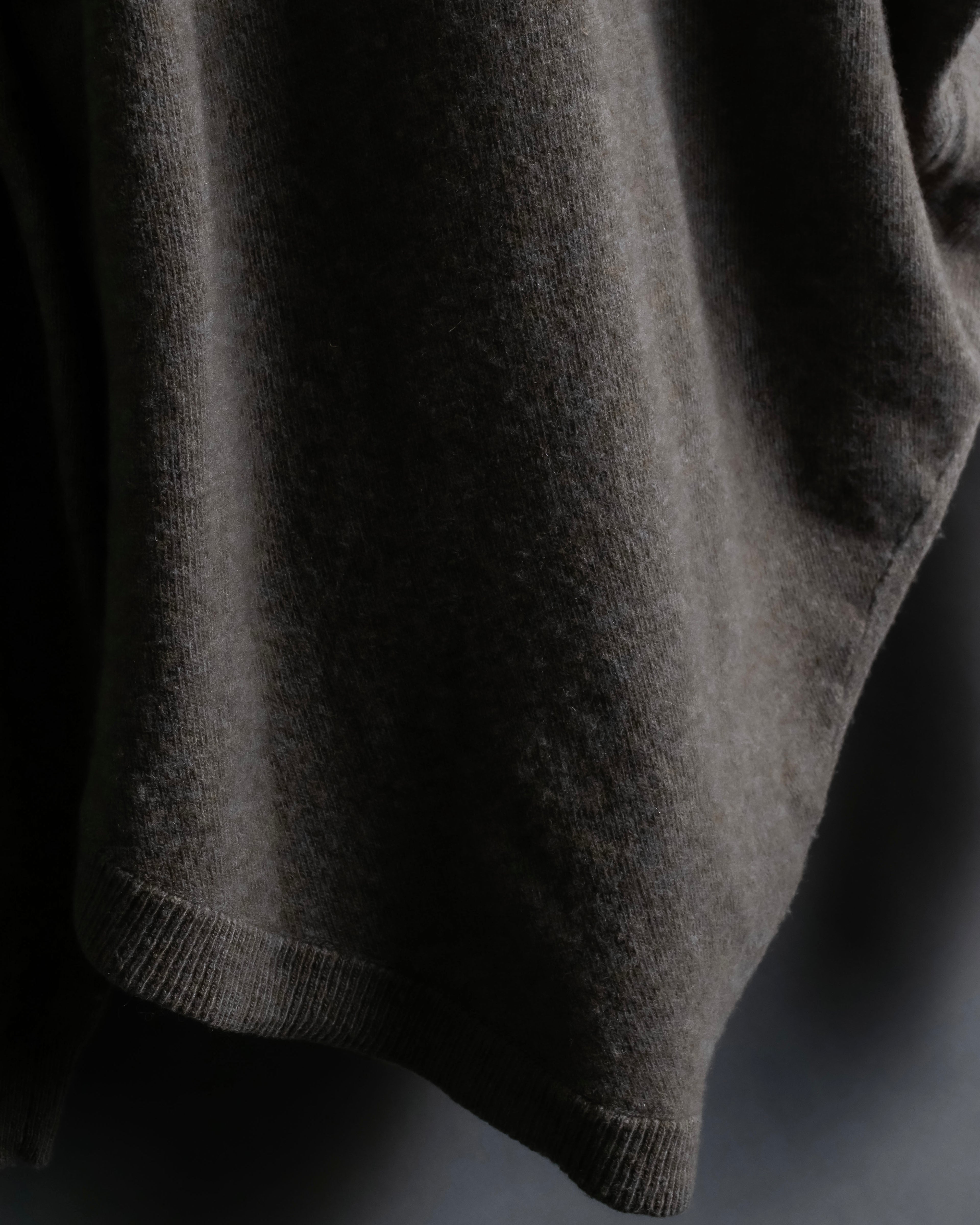 "MAISON MARGIELA 2005's AW " Twisted detail V-neck knit