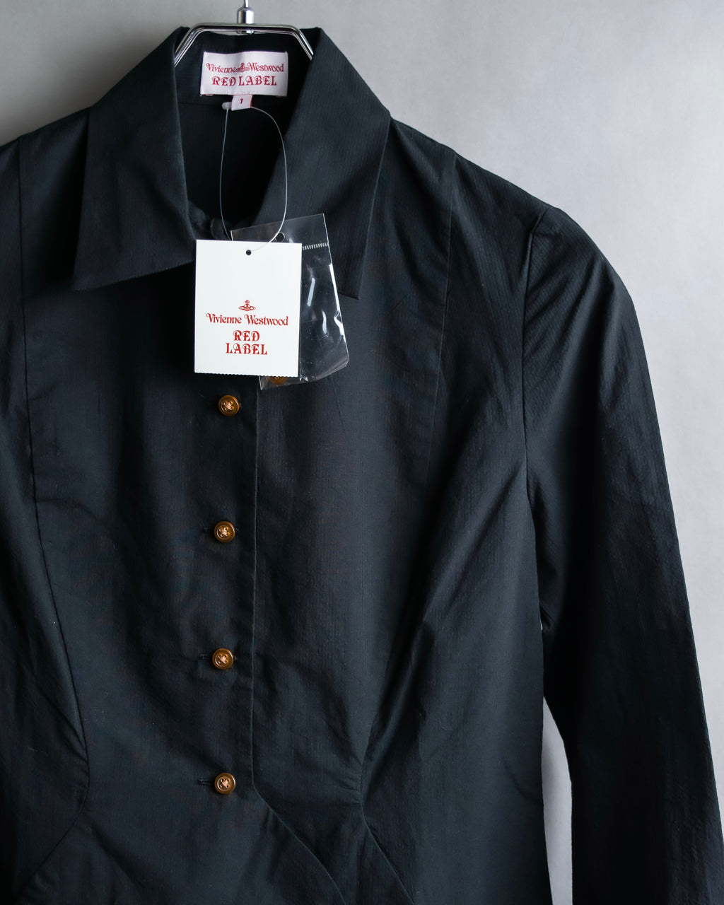 "Vivienne Westwood RED LABEL"
 Front button cutting design shirt