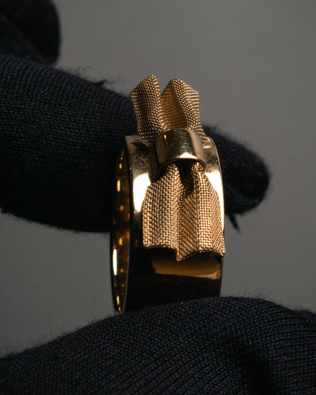 “Chloé” 2010’s mesh ribbon gold ring