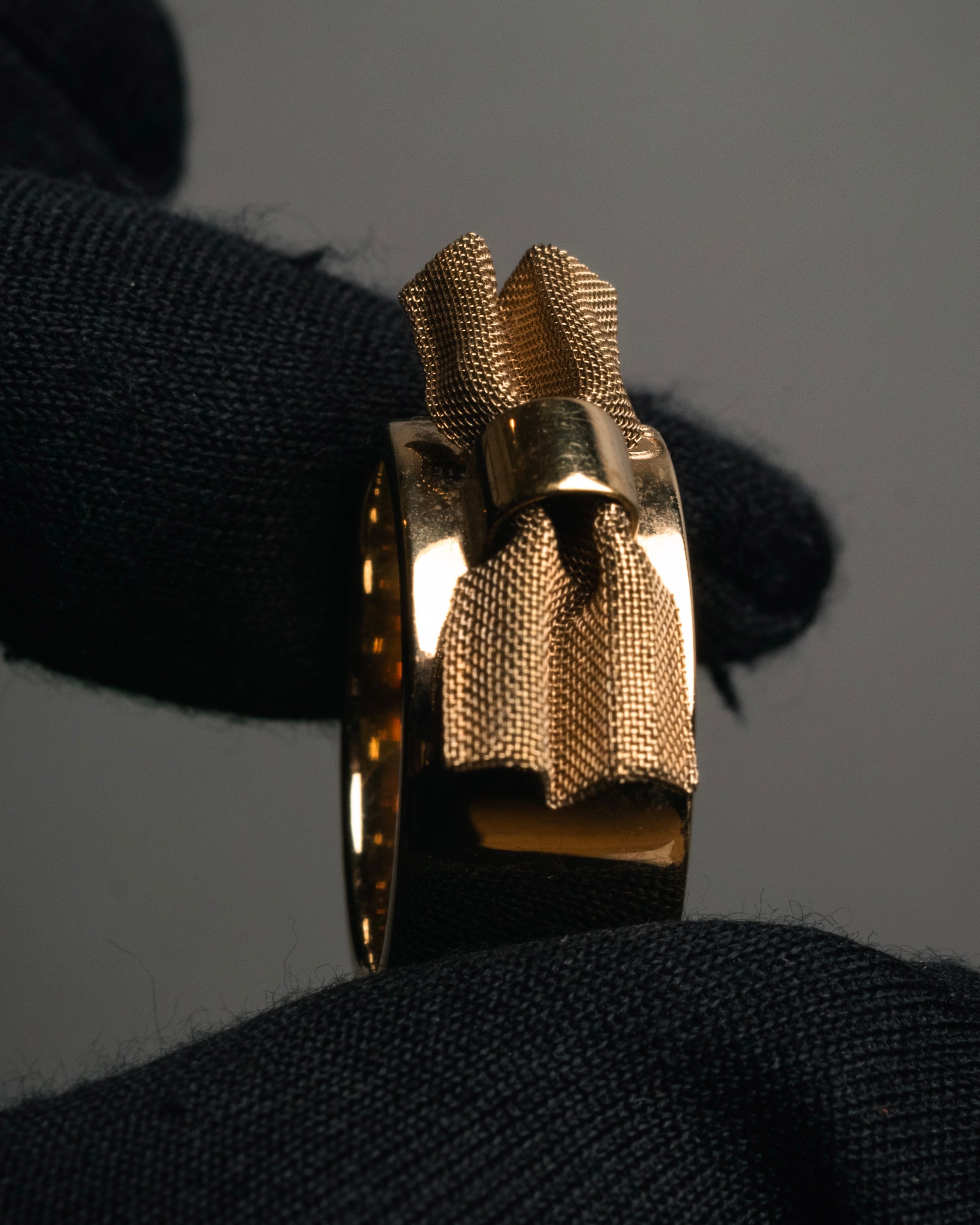“Chloé” 2010’s mesh ribbon gold ring