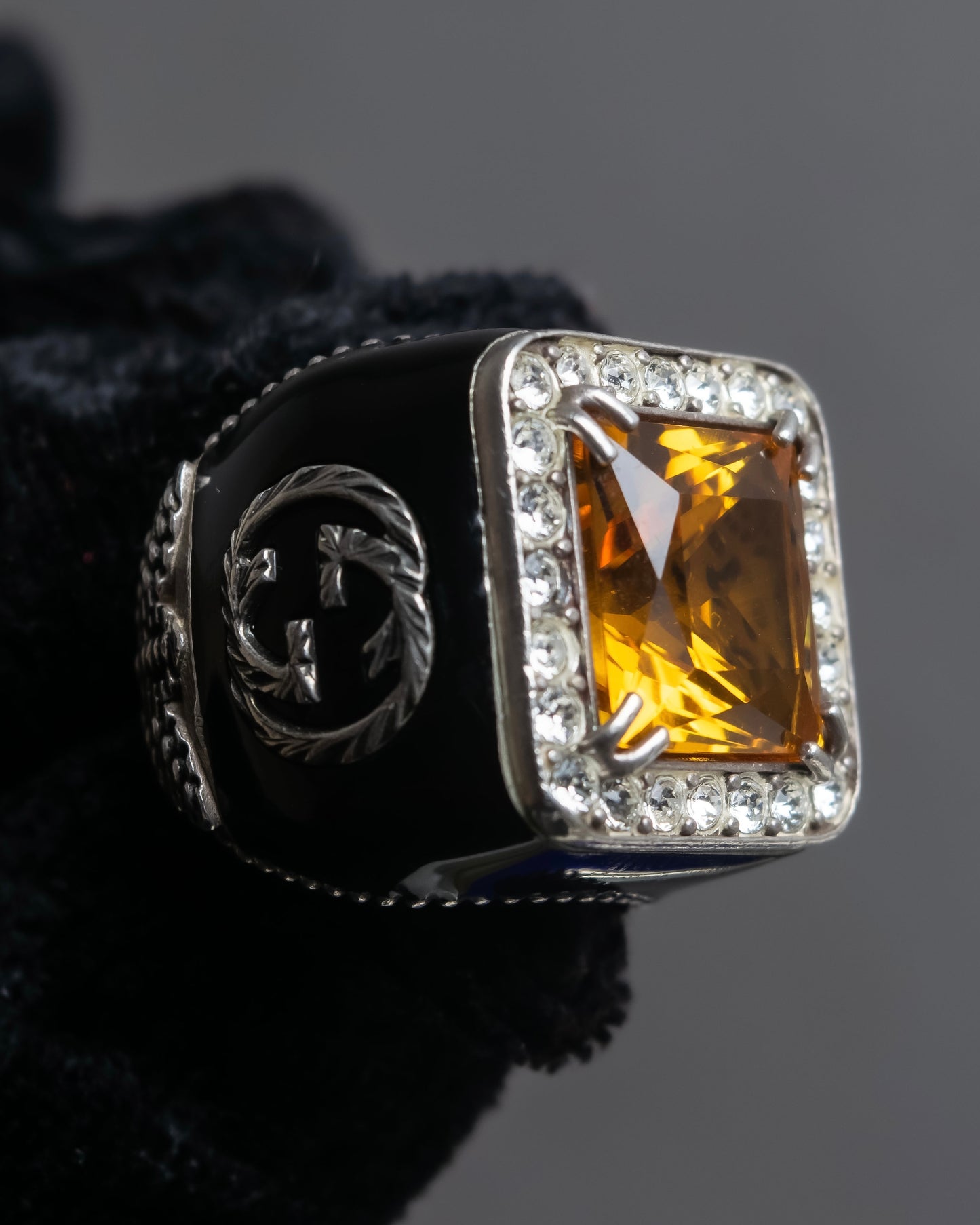 "GUCCI" Amber rhinestone GG motif engraved signet ring