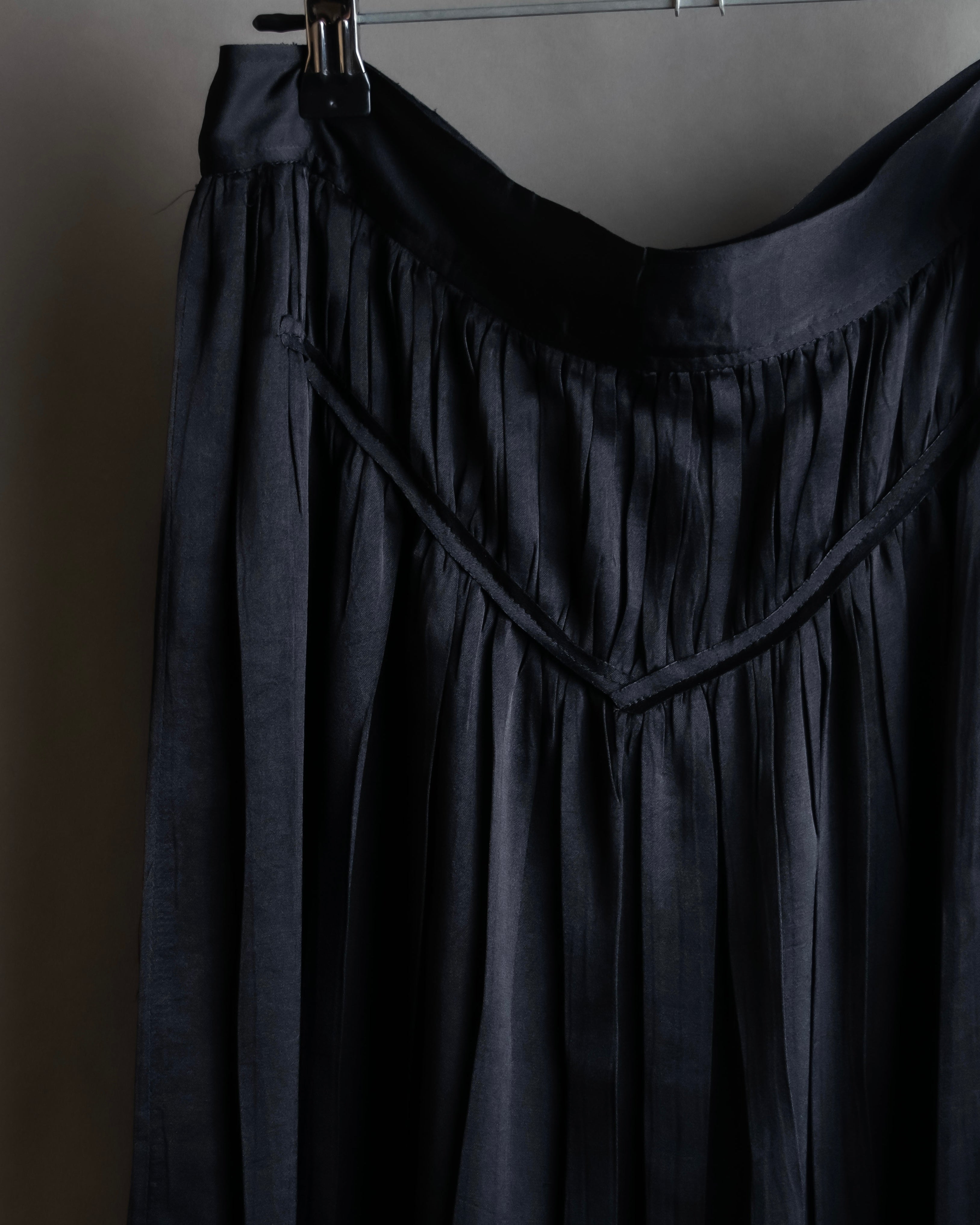 "ISSEY MIYAKE" Ribbon belt design pleats skirt