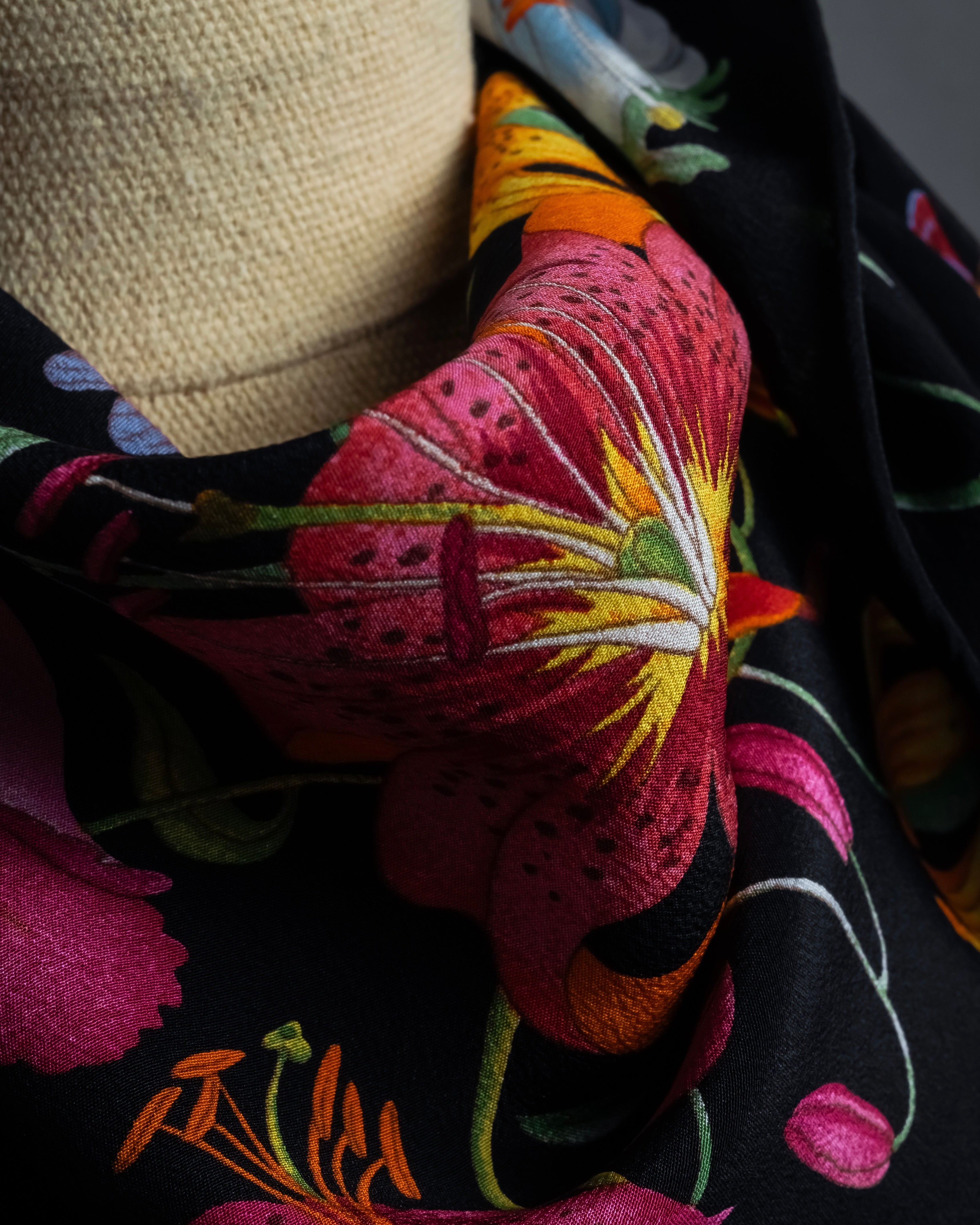 "GUCCI" Flower＆insect motif silk scarf