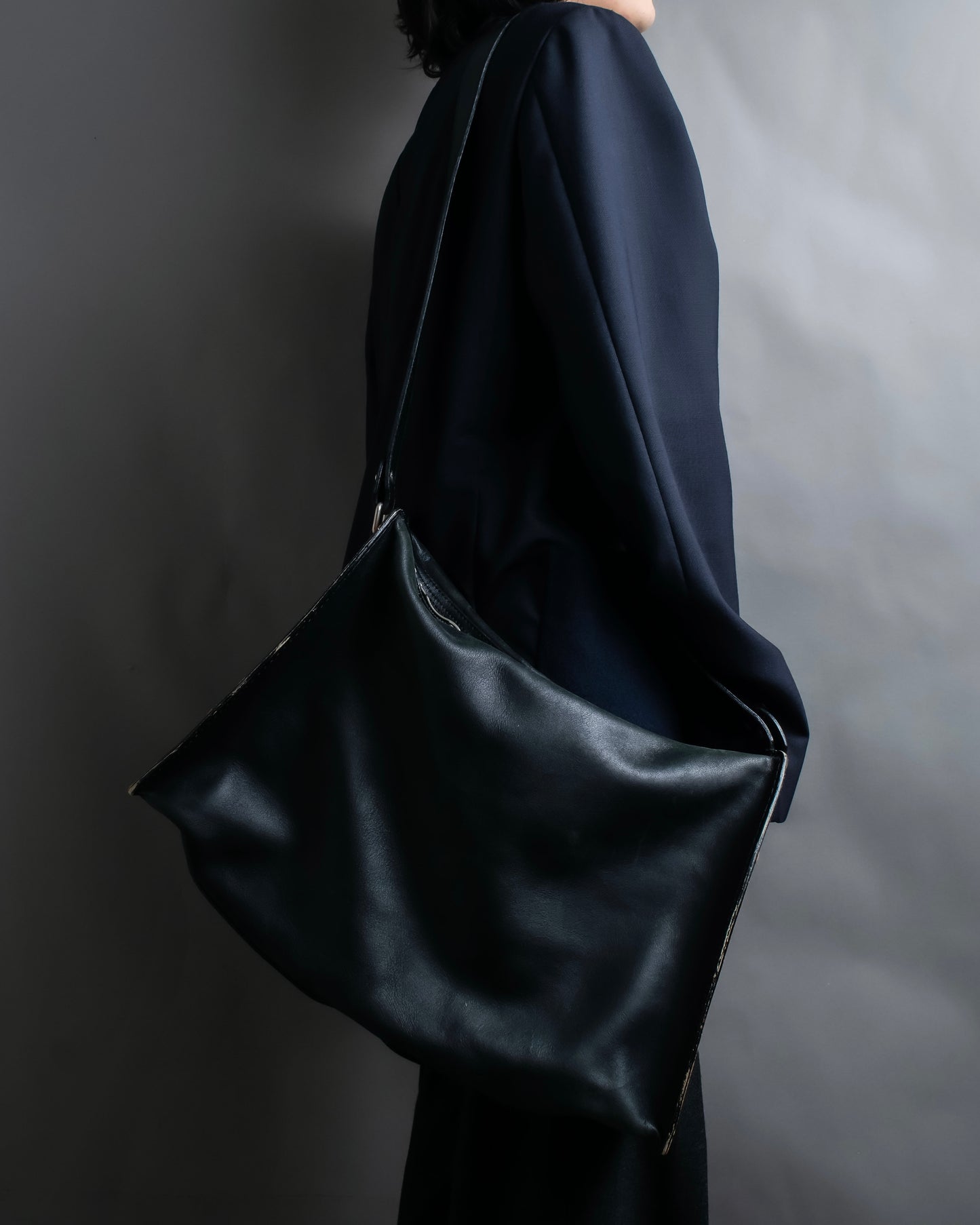 "MASAKI MATSUSHIMA" Outer zipper design leather shoulder bag