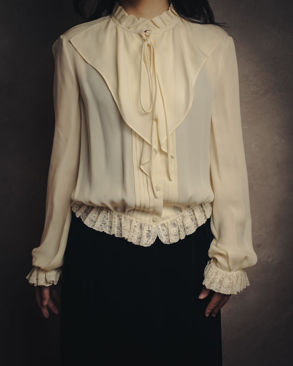 -SPECIAL- “VALENTINO” 1998-2008 Silk ruffled lace bow blouse