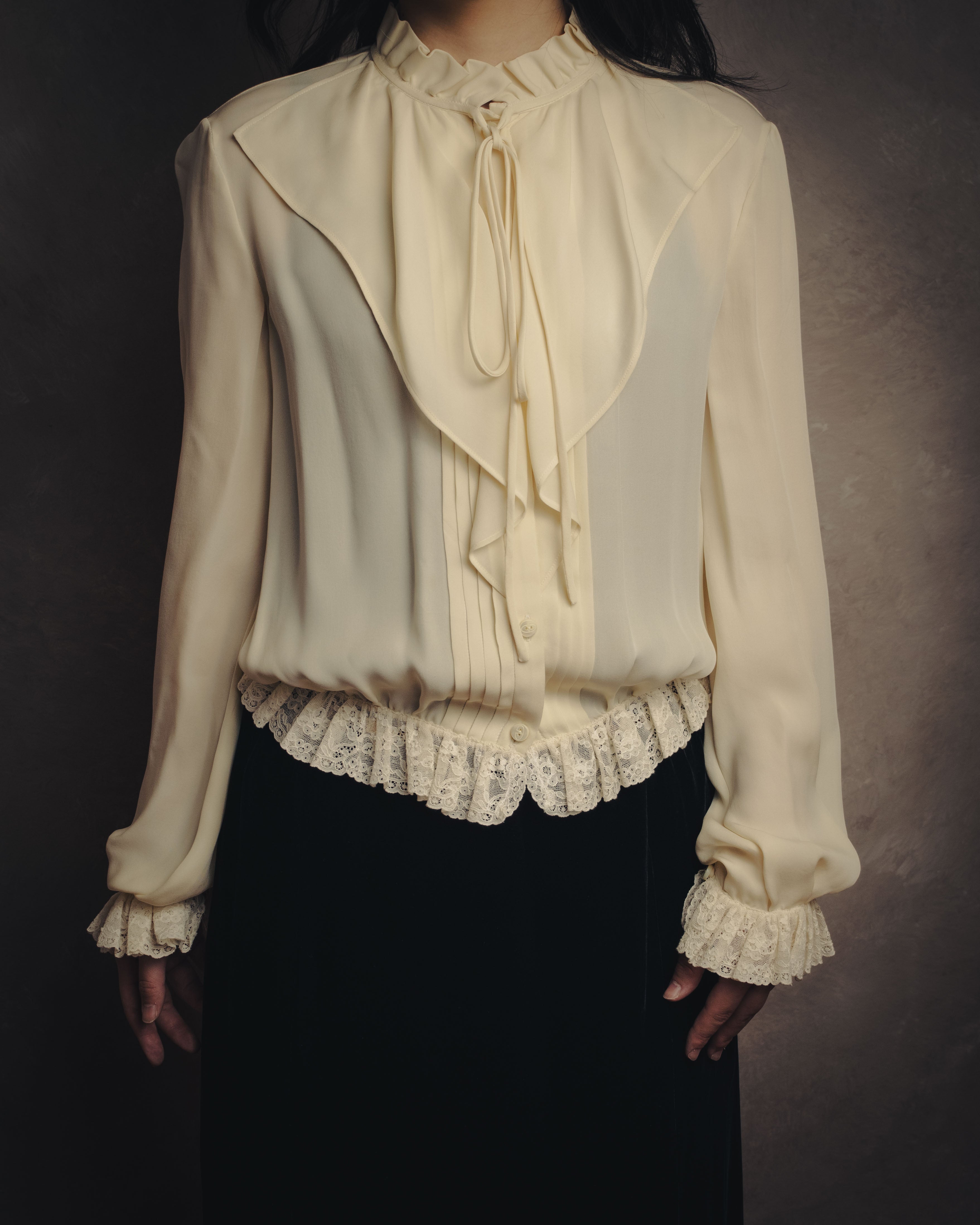 -SPECIAL- “VALENTINO” 1998-2008 Silk ruffled lace bow blouse