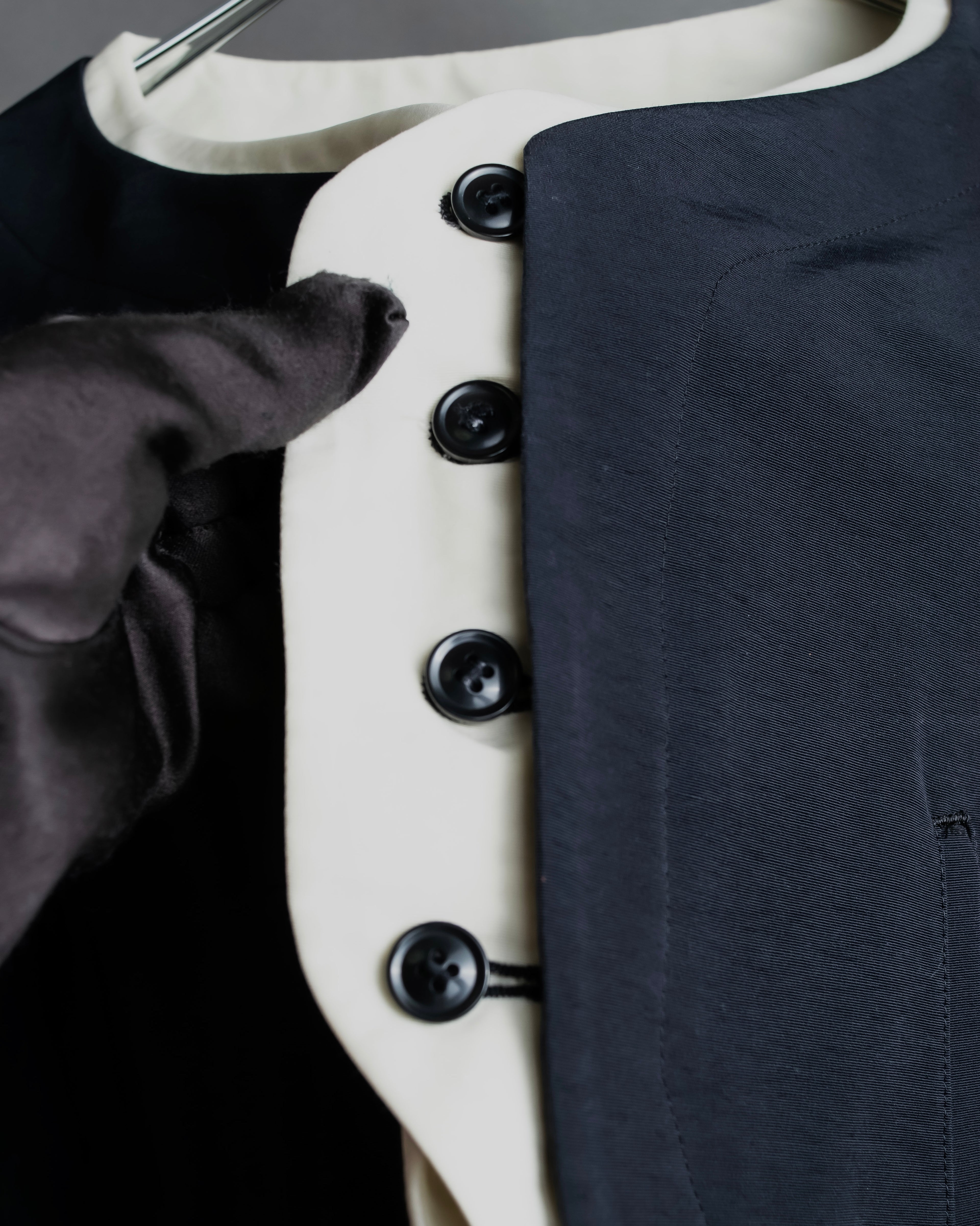 "LIMI feu" Cleric design inverted V-shaped hem short length jacket