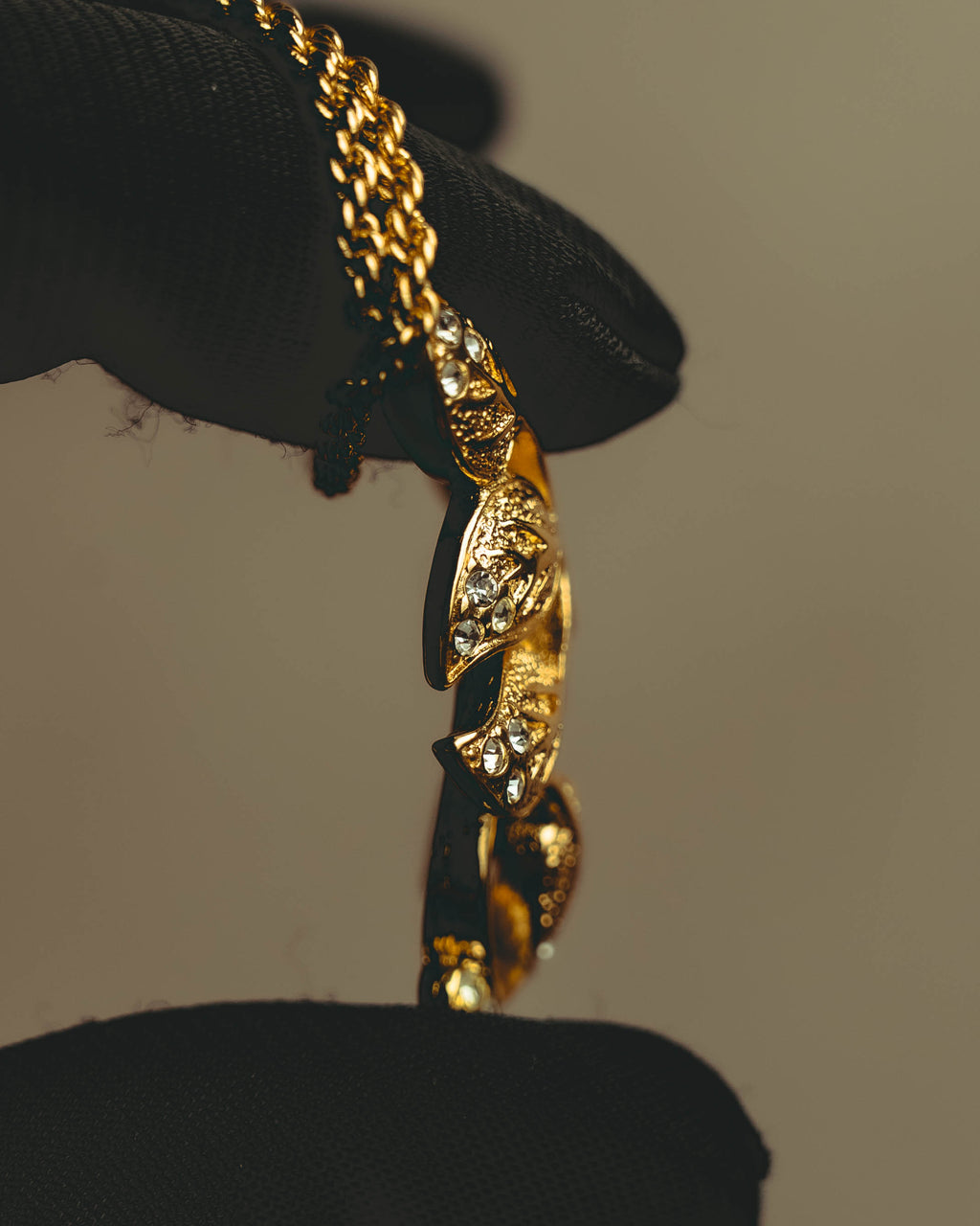 -SPECIAL- “Christian Dior” 80’s-90’s Vintage botanical leaf rhinestone pendant necklace