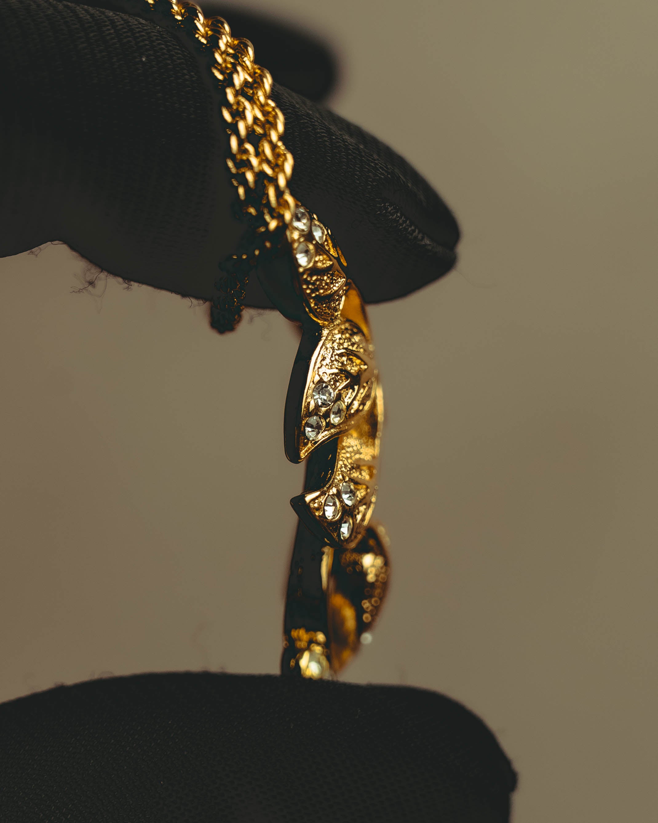 -SPECIAL- “Christian Dior” 80’s-90’s Vintage botanical leaf rhinestone pendant necklace