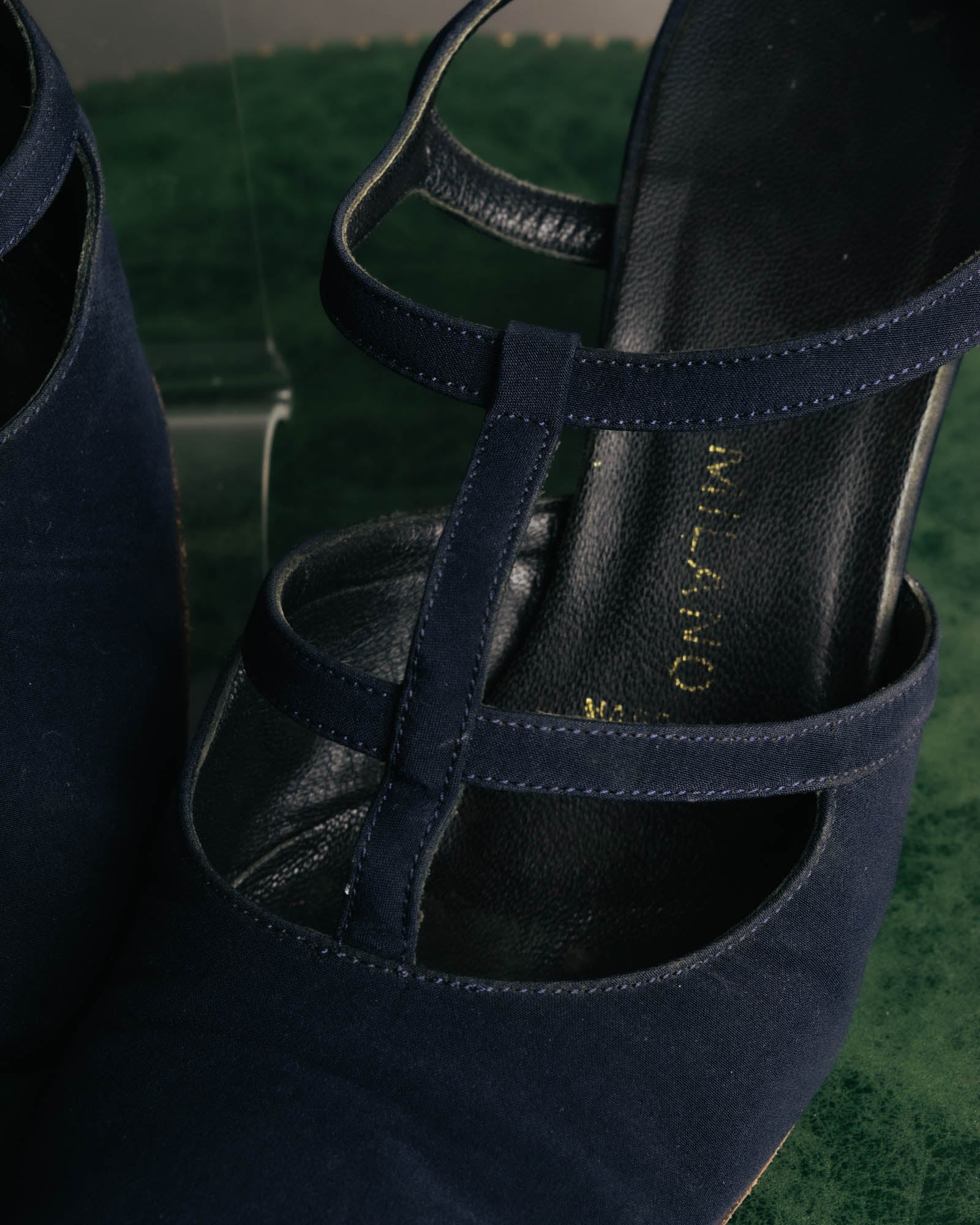 "PRADA" 90's-00's Dark navy t-strap pumps