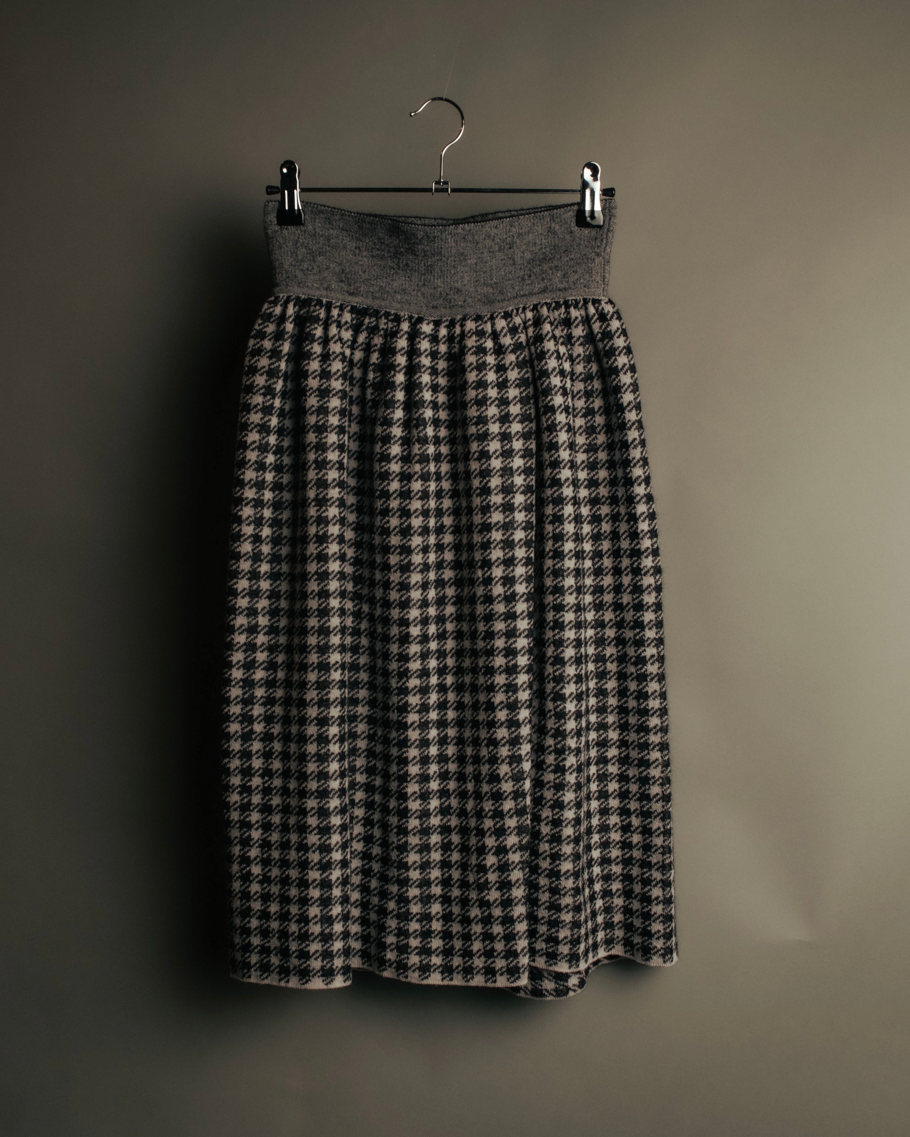 “Salvatore Ferragamo” 90’s-00’s Houndstooth knit flare skirt