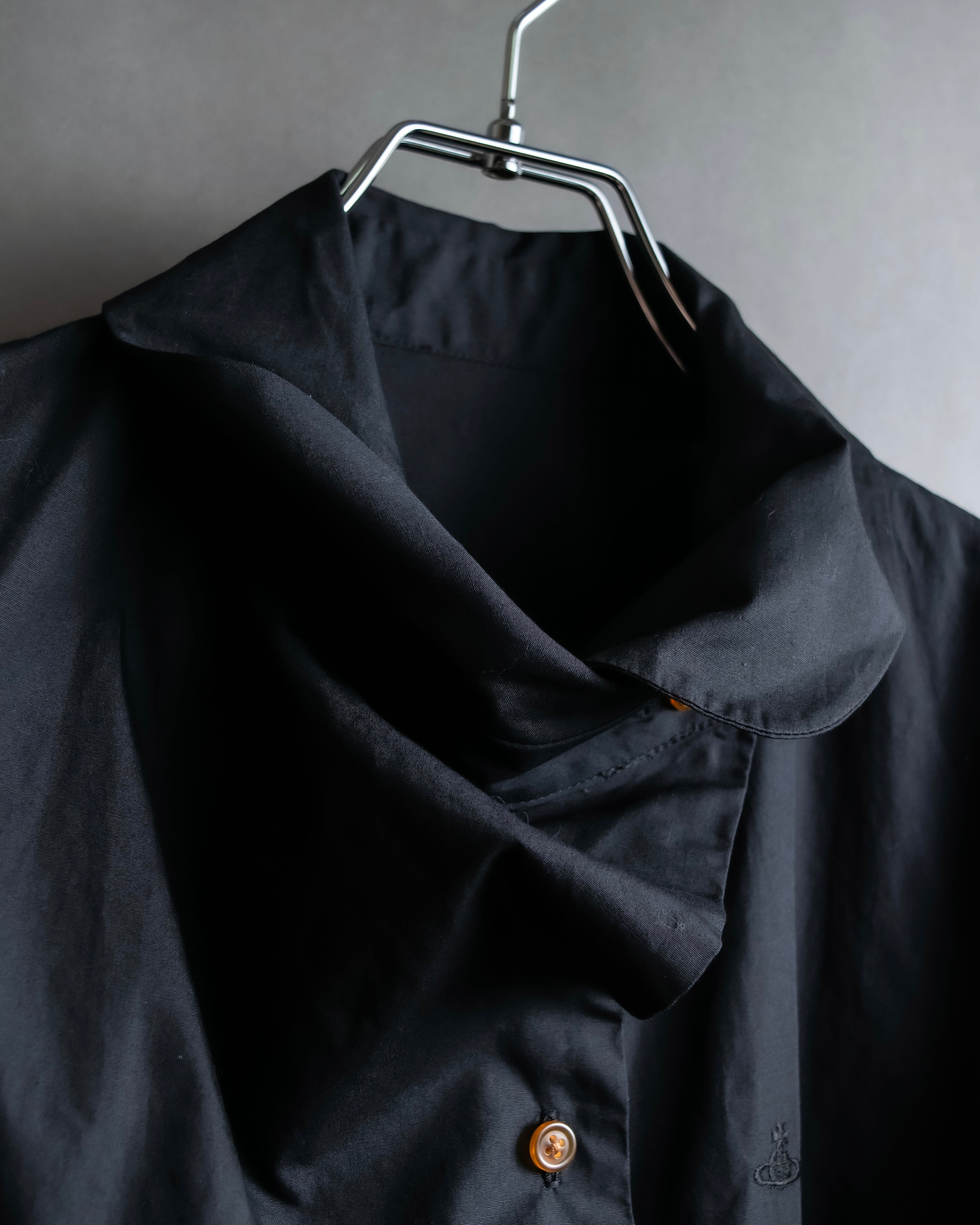 "Vivienne Westwood RED LABEL"
 Draped neck design black cotton shirt